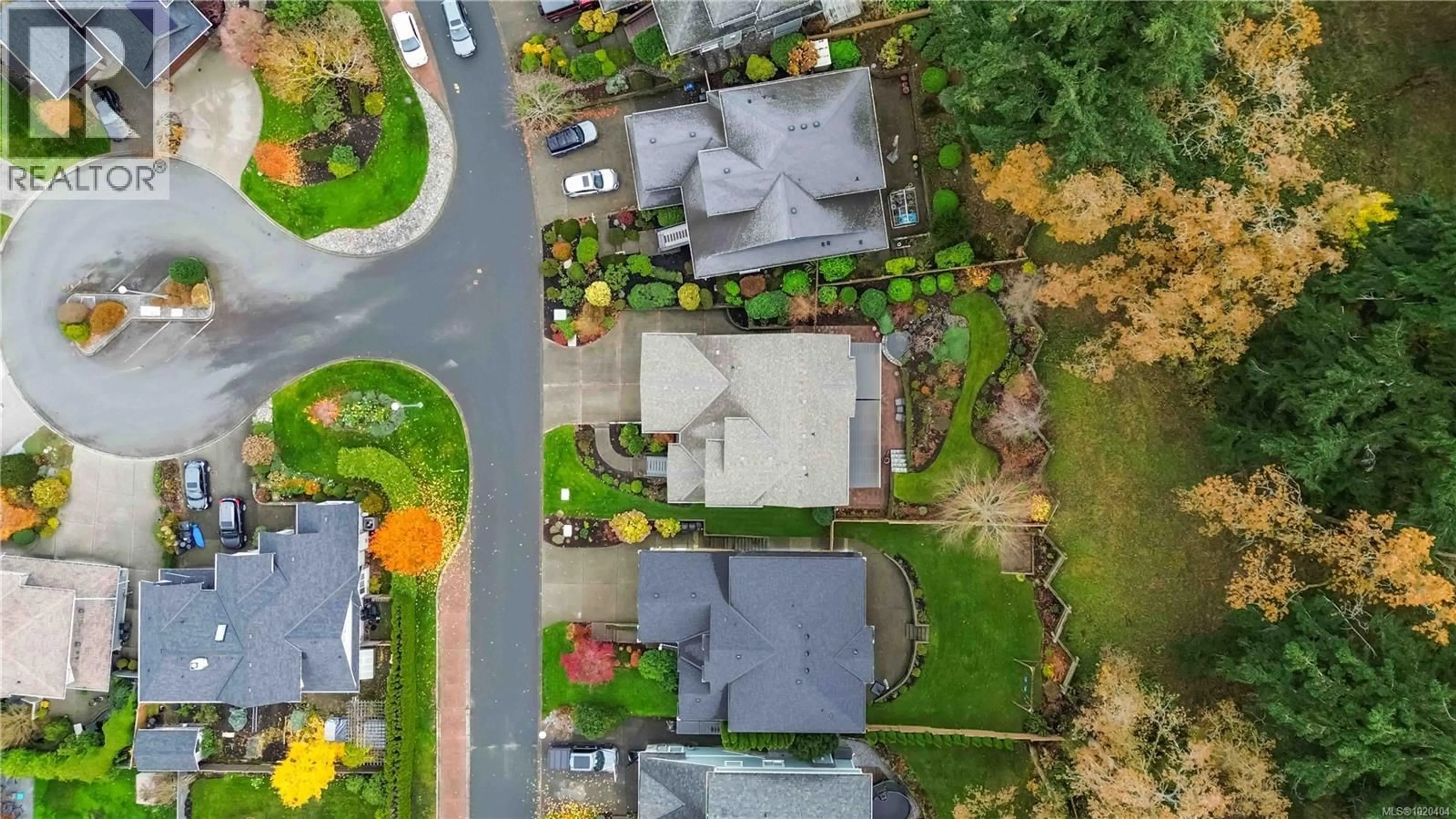 A pic from outside/outdoor area/front of a property/back of a property/a pic from drone, street for 805 ROGERS WAY, Saanich British Columbia V8X5L1