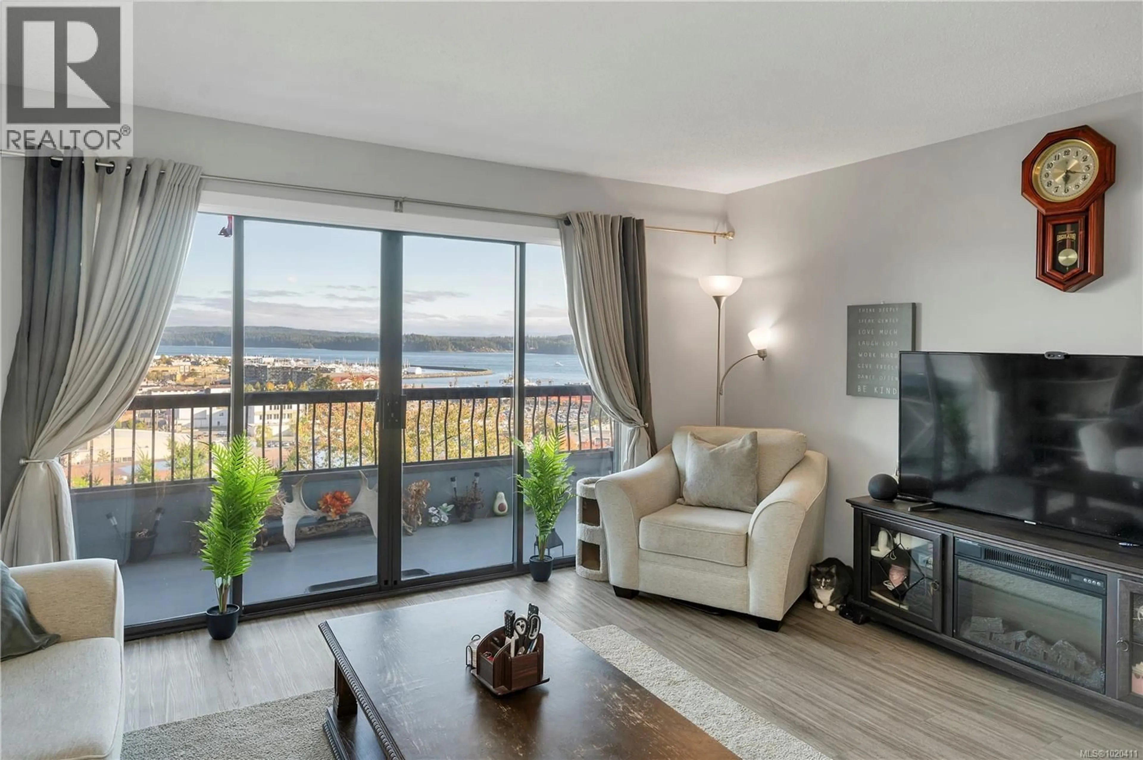 Living room with furniture, unknown for 204 - 907 CEDAR STREET, Campbell River British Columbia V9W2W1