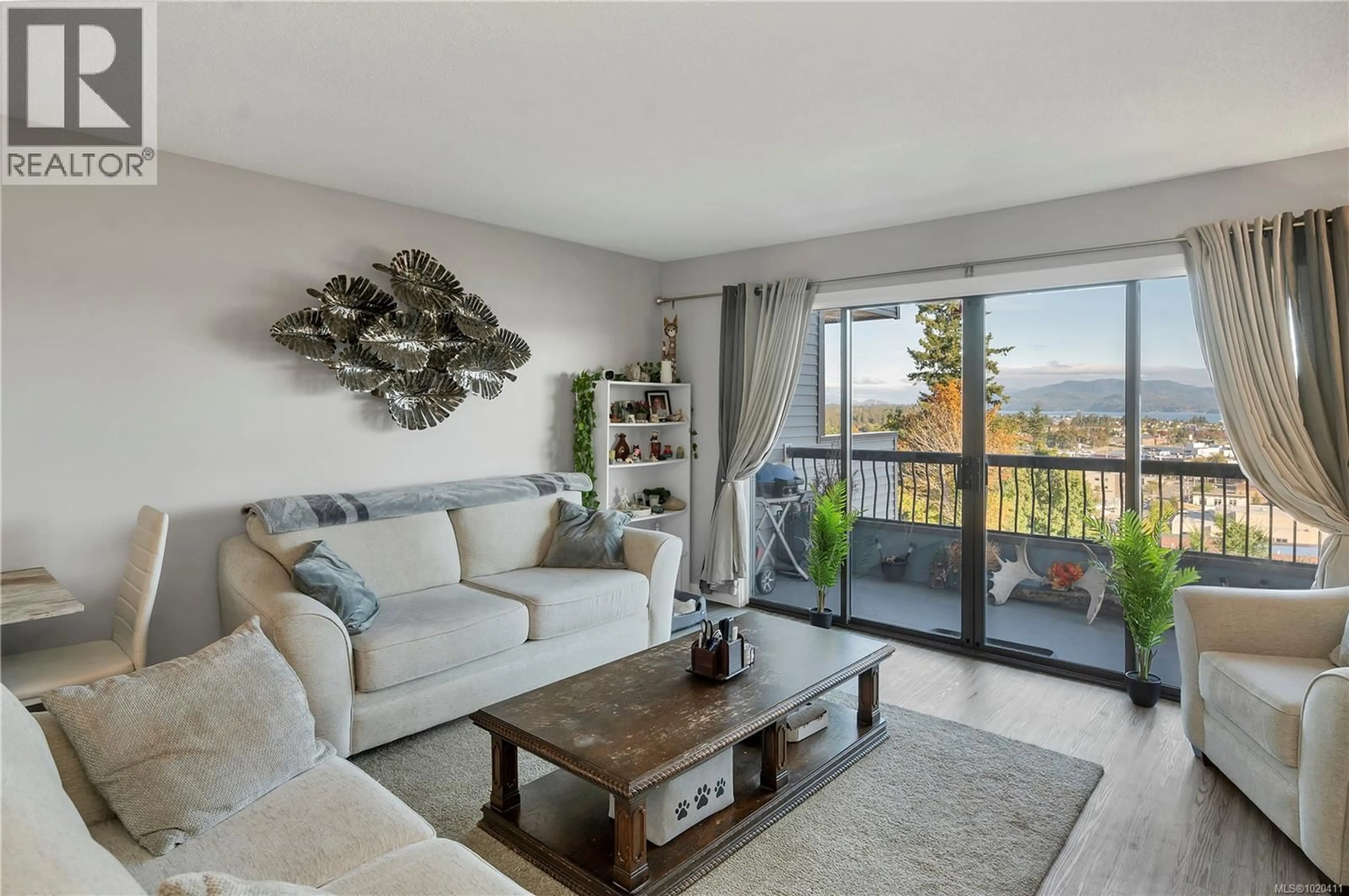 Living room with furniture, unknown for 204 - 907 CEDAR STREET, Campbell River British Columbia V9W2W1