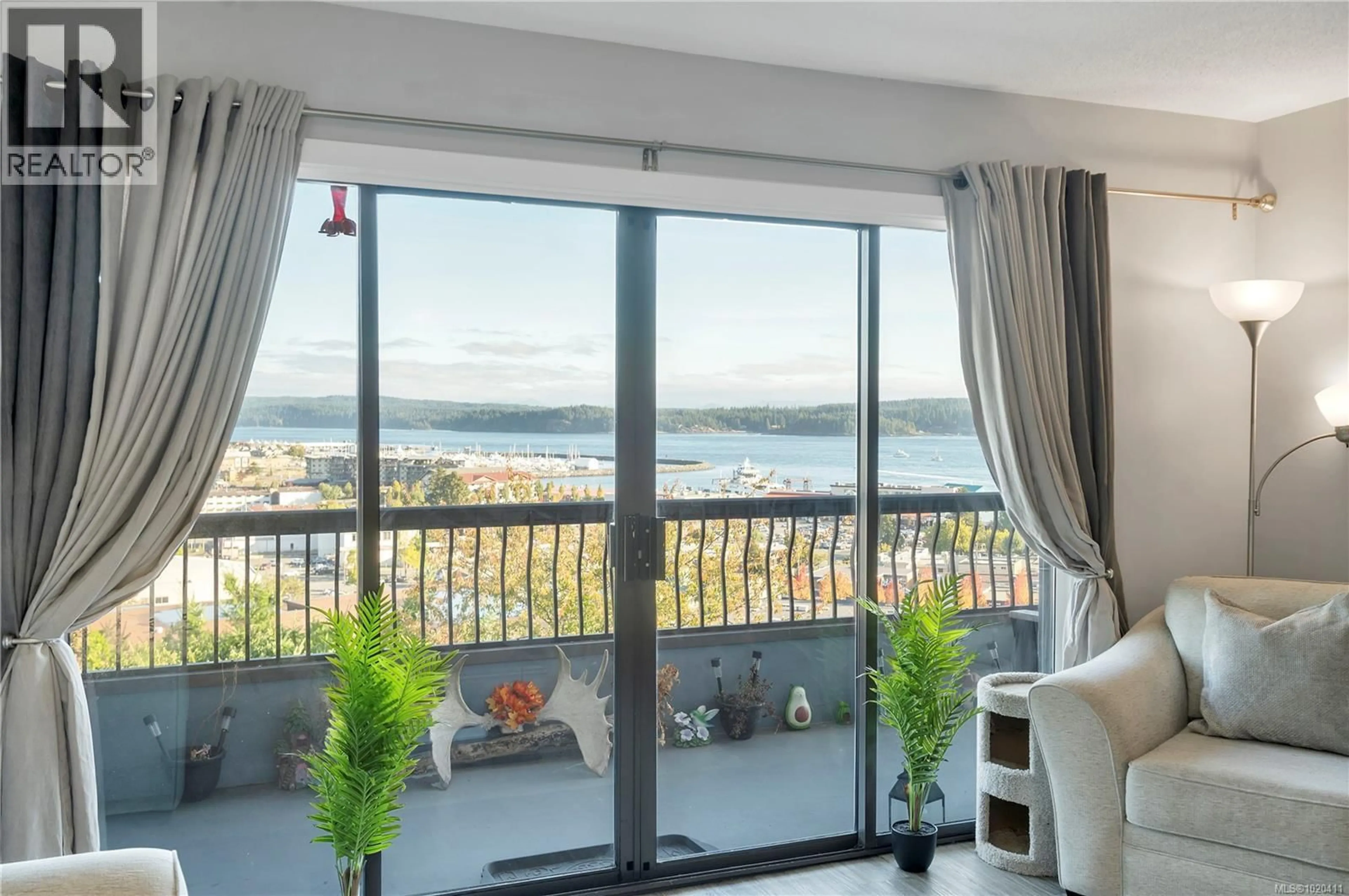 Balcony in the apartment, water/lake/river/ocean view for 204 - 907 CEDAR STREET, Campbell River British Columbia V9W2W1