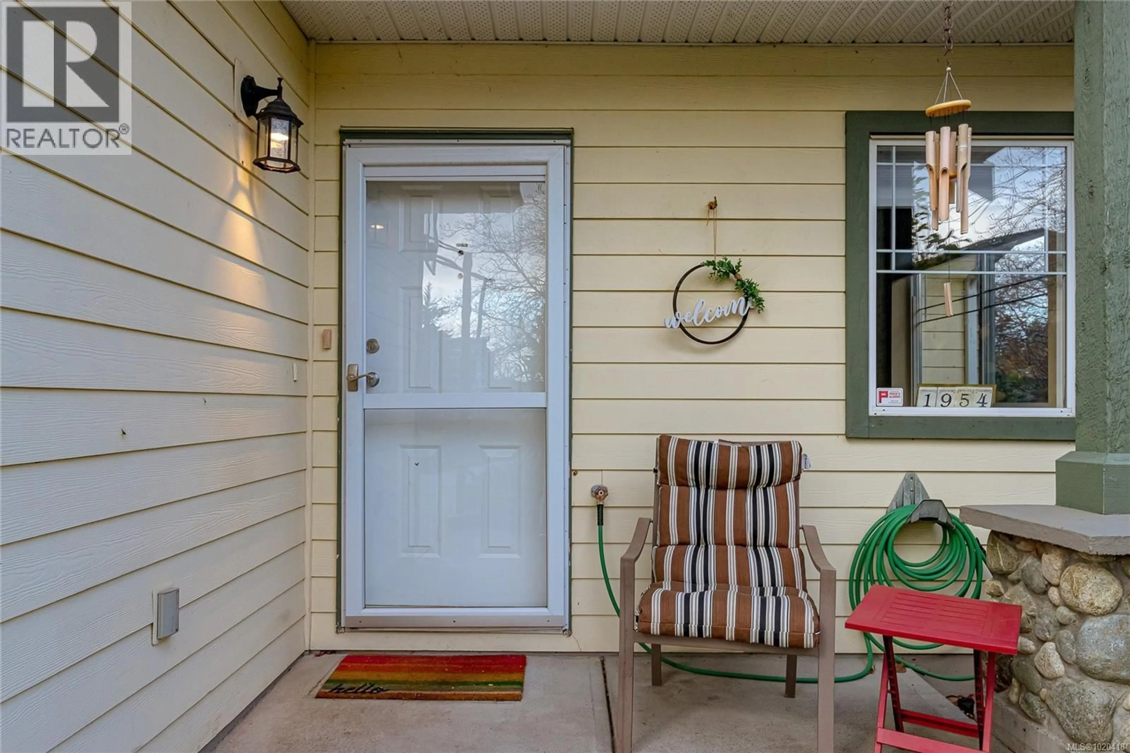 Indoor entryway for 1954 POLO PARK COURT, Central Saanich British Columbia V8M2K1