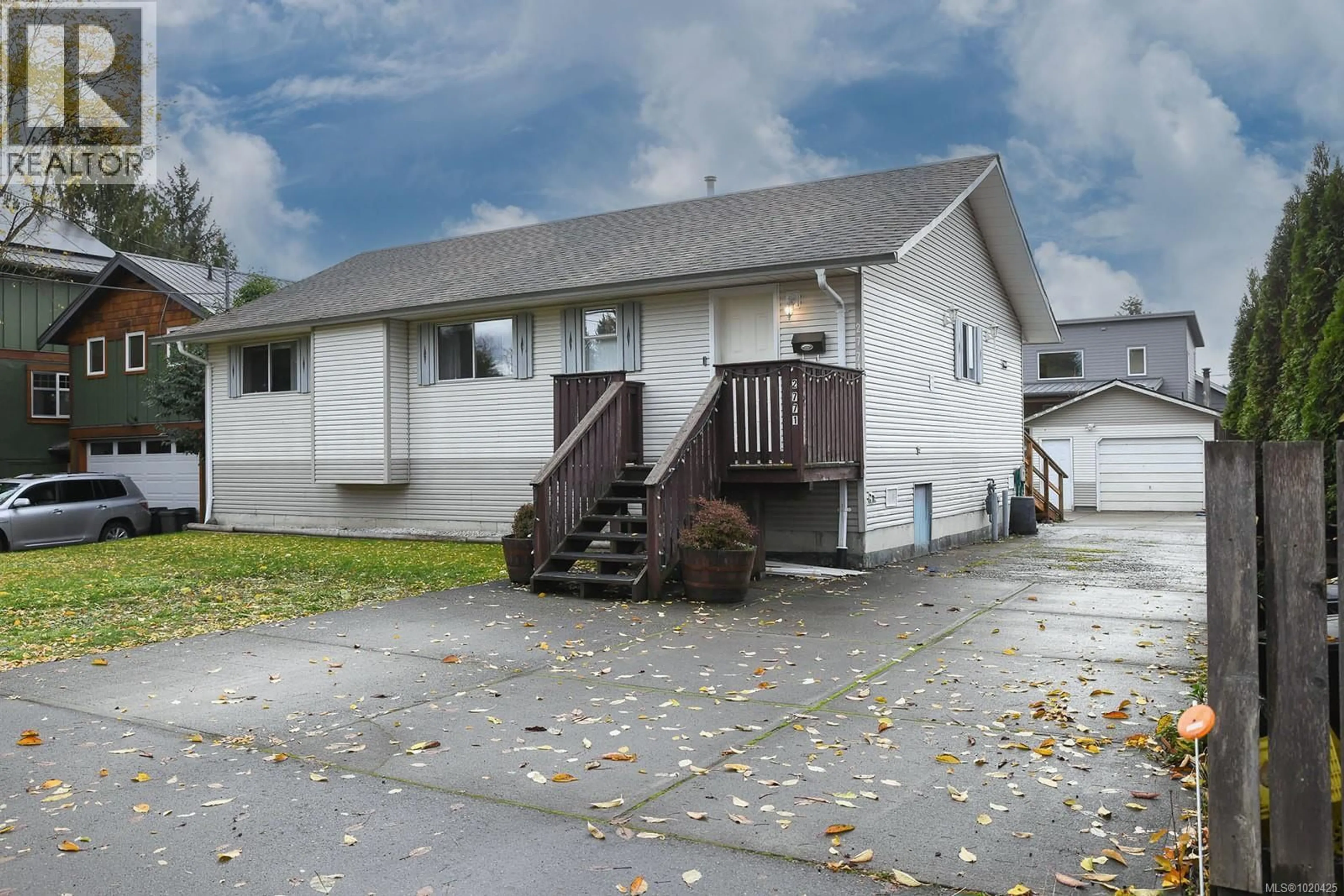 Home with vinyl exterior material, street for 2771 WINDERMERE AVENUE, Cumberland British Columbia V0R1S0