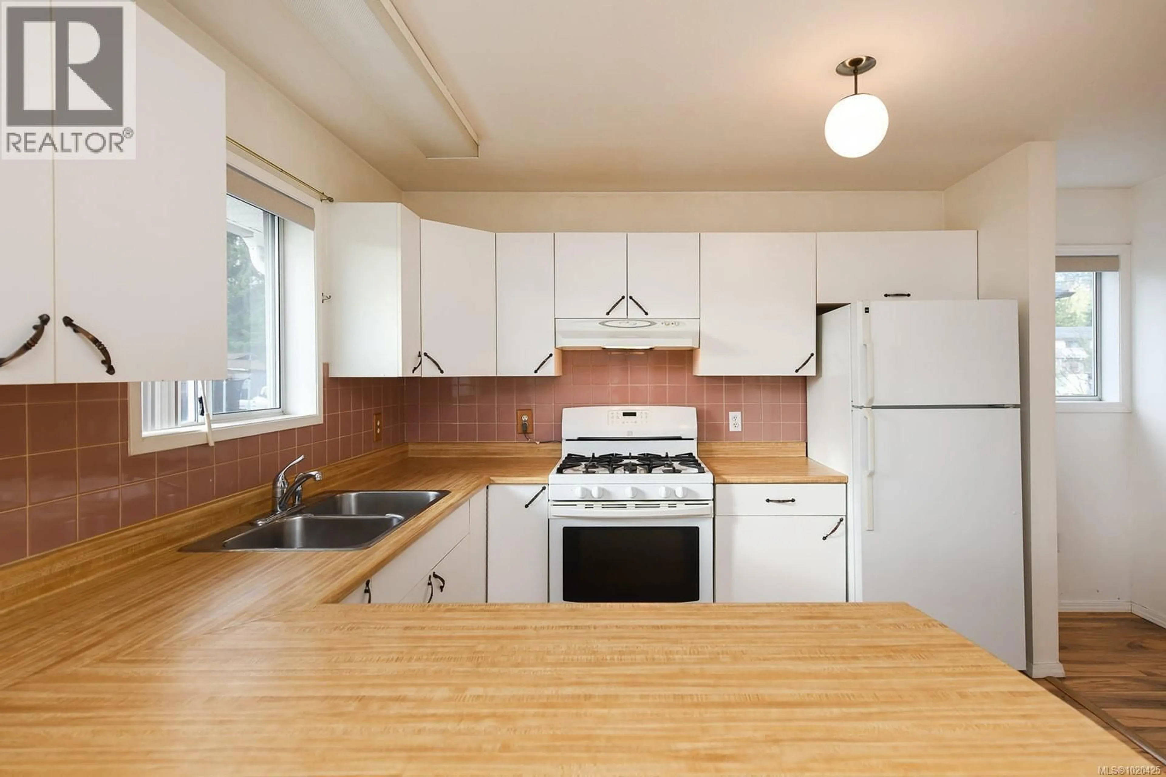 Standard kitchen, wood/laminate floor for 2771 WINDERMERE AVENUE, Cumberland British Columbia V0R1S0