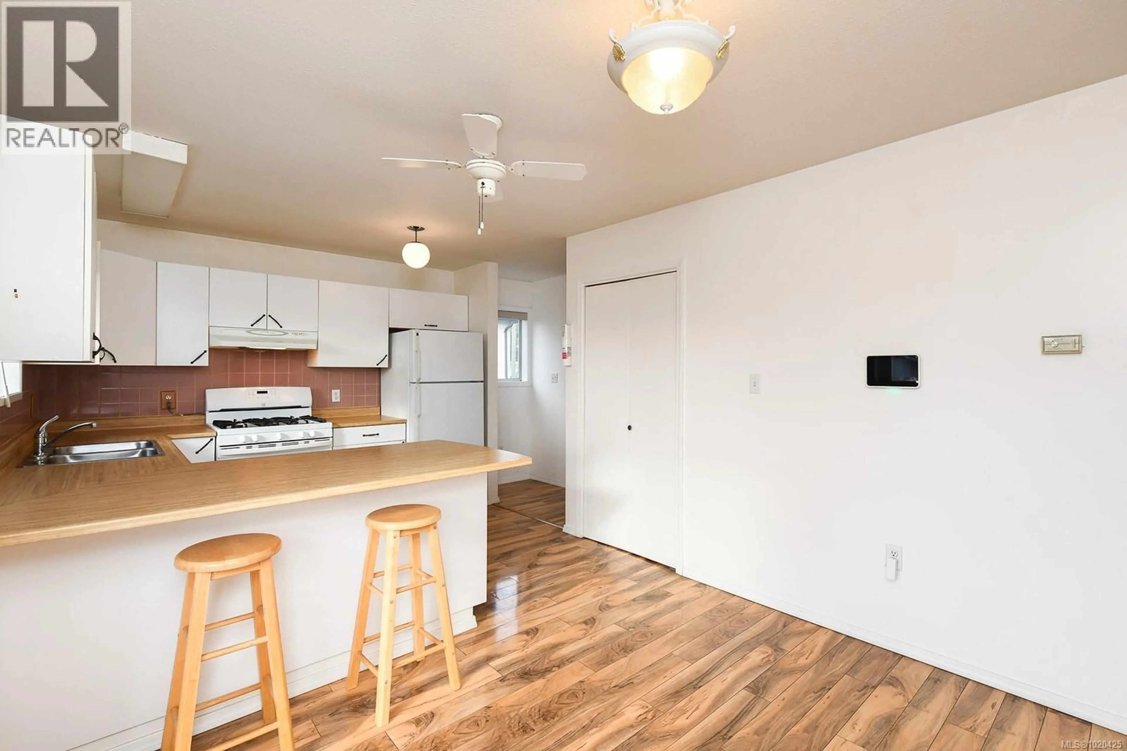 Standard kitchen, wood/laminate floor for 2771 WINDERMERE AVENUE, Cumberland British Columbia V0R1S0