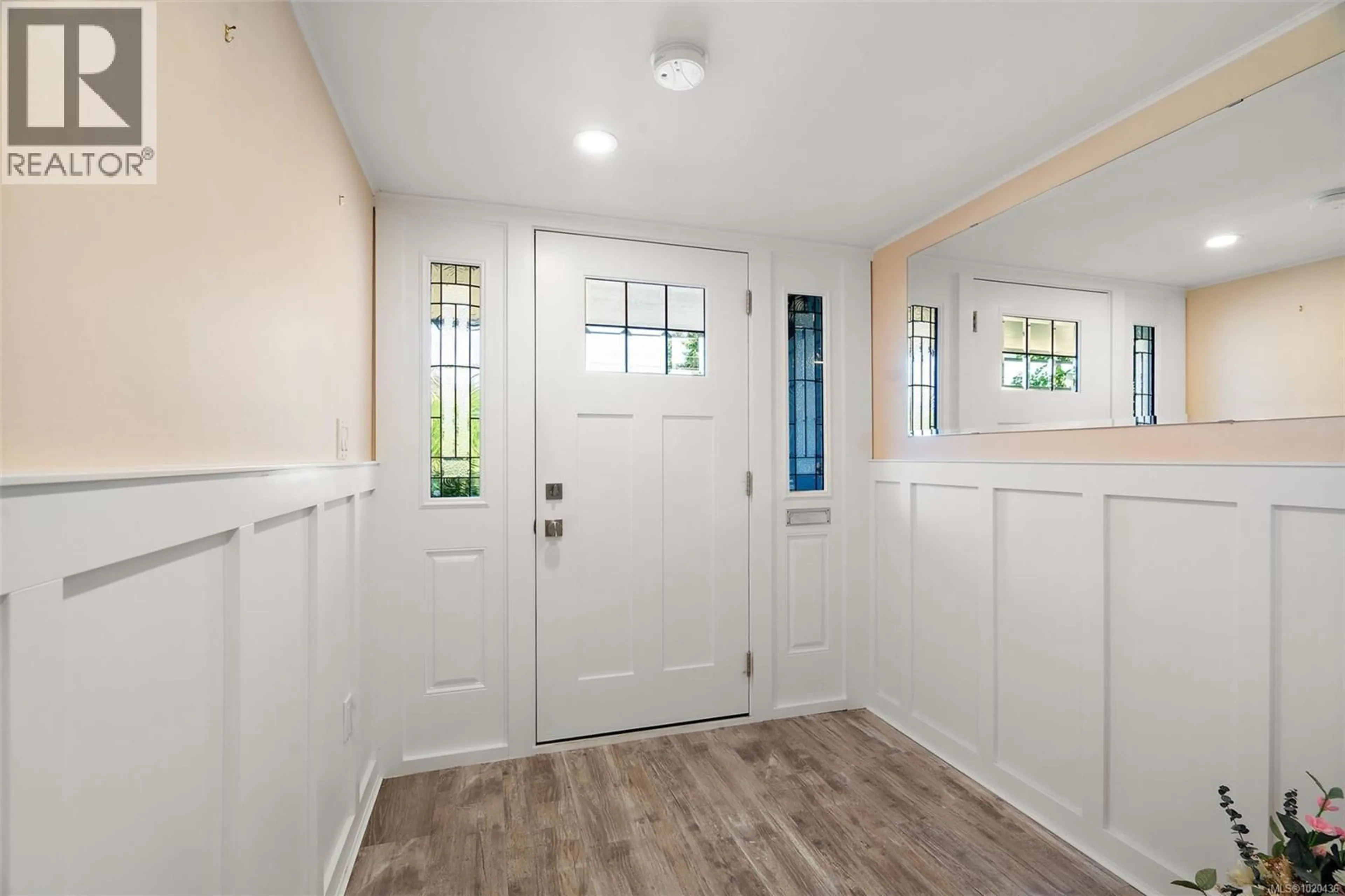 Indoor entryway for 1563 KENMORE ROAD, Saanich British Columbia V8N2E2