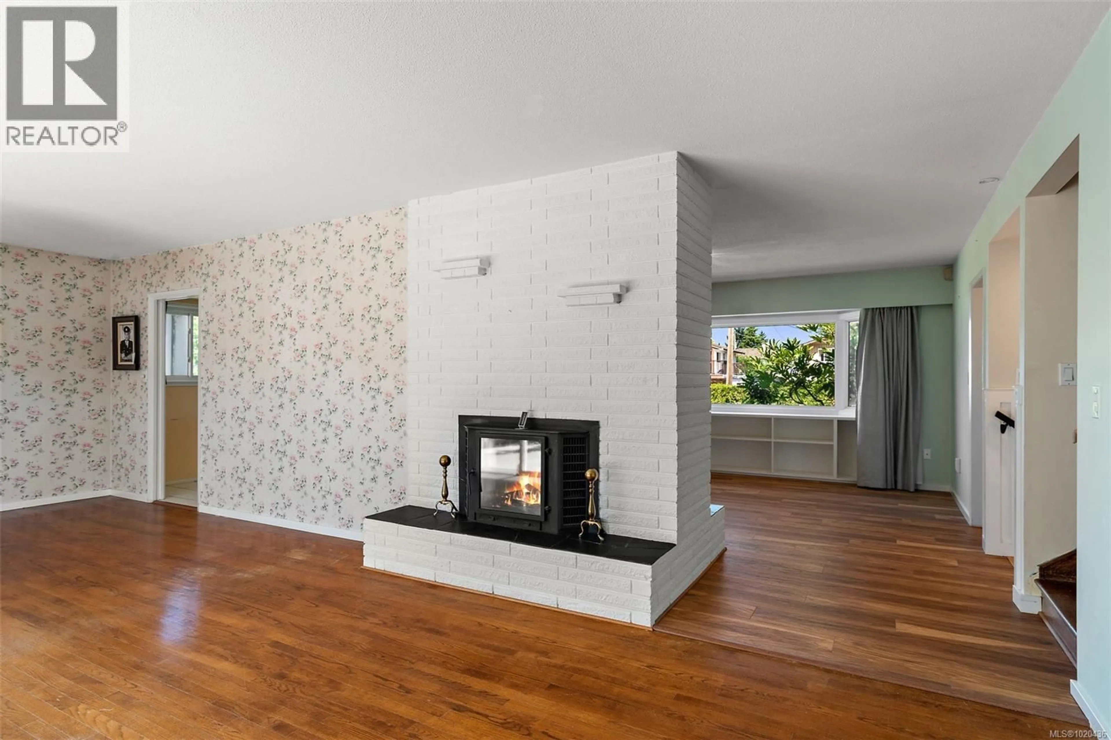 Living room with furniture, unknown for 1563 KENMORE ROAD, Saanich British Columbia V8N2E2