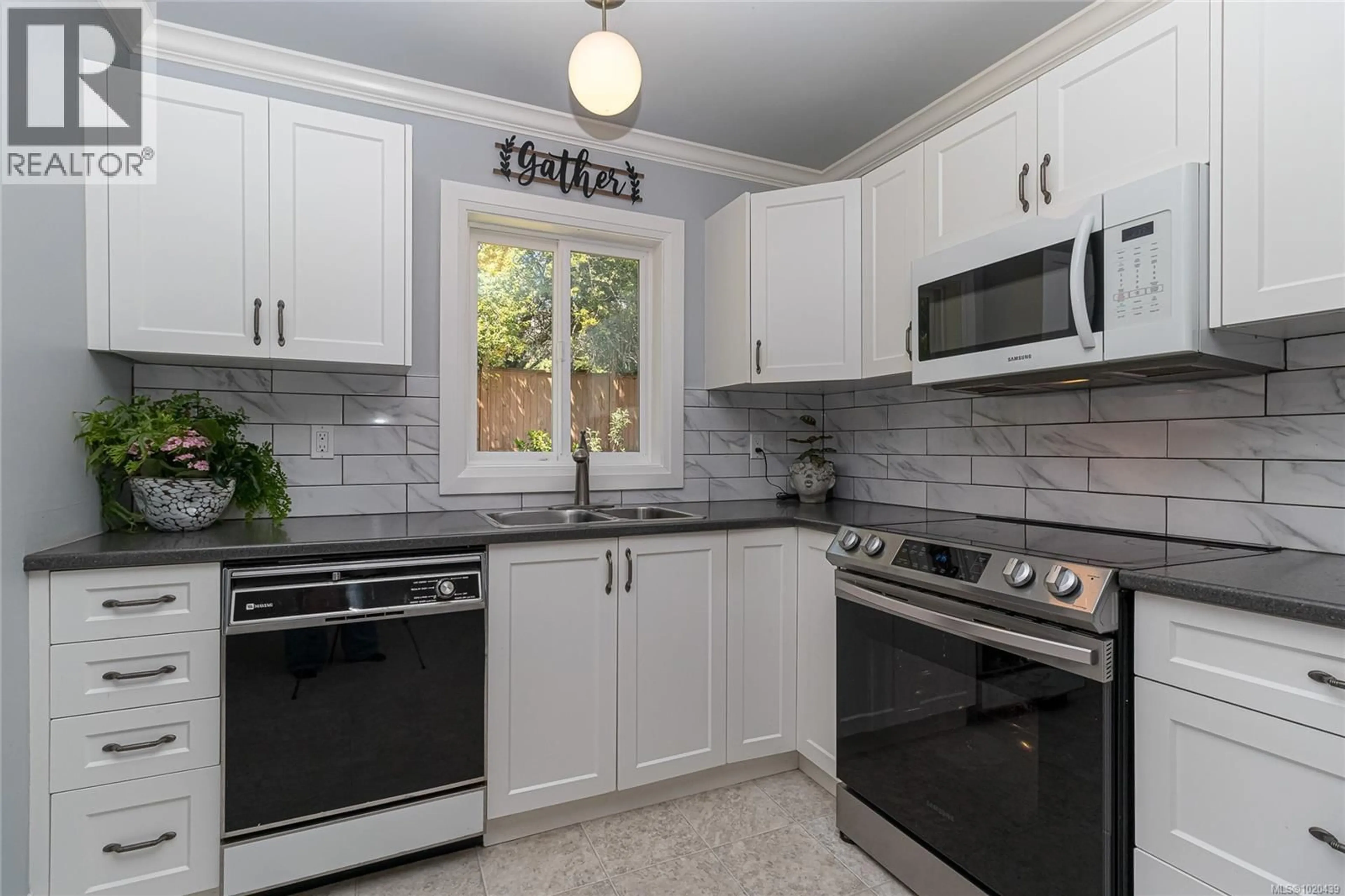 Standard kitchen, ceramic/tile floor for 932 TATTERSALL DRIVE, Saanich British Columbia V8X2W9