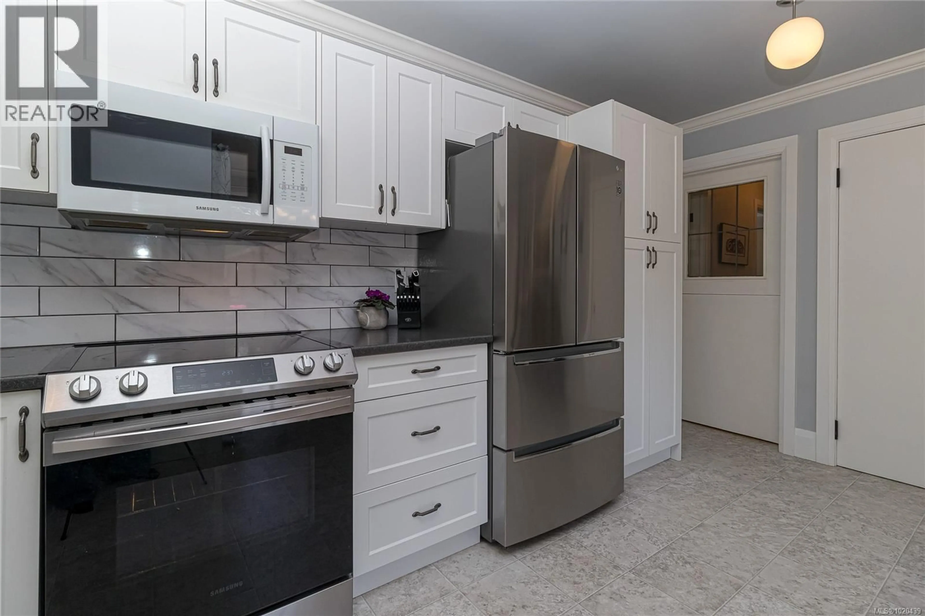 Standard kitchen, ceramic/tile floor for 932 TATTERSALL DRIVE, Saanich British Columbia V8X2W9