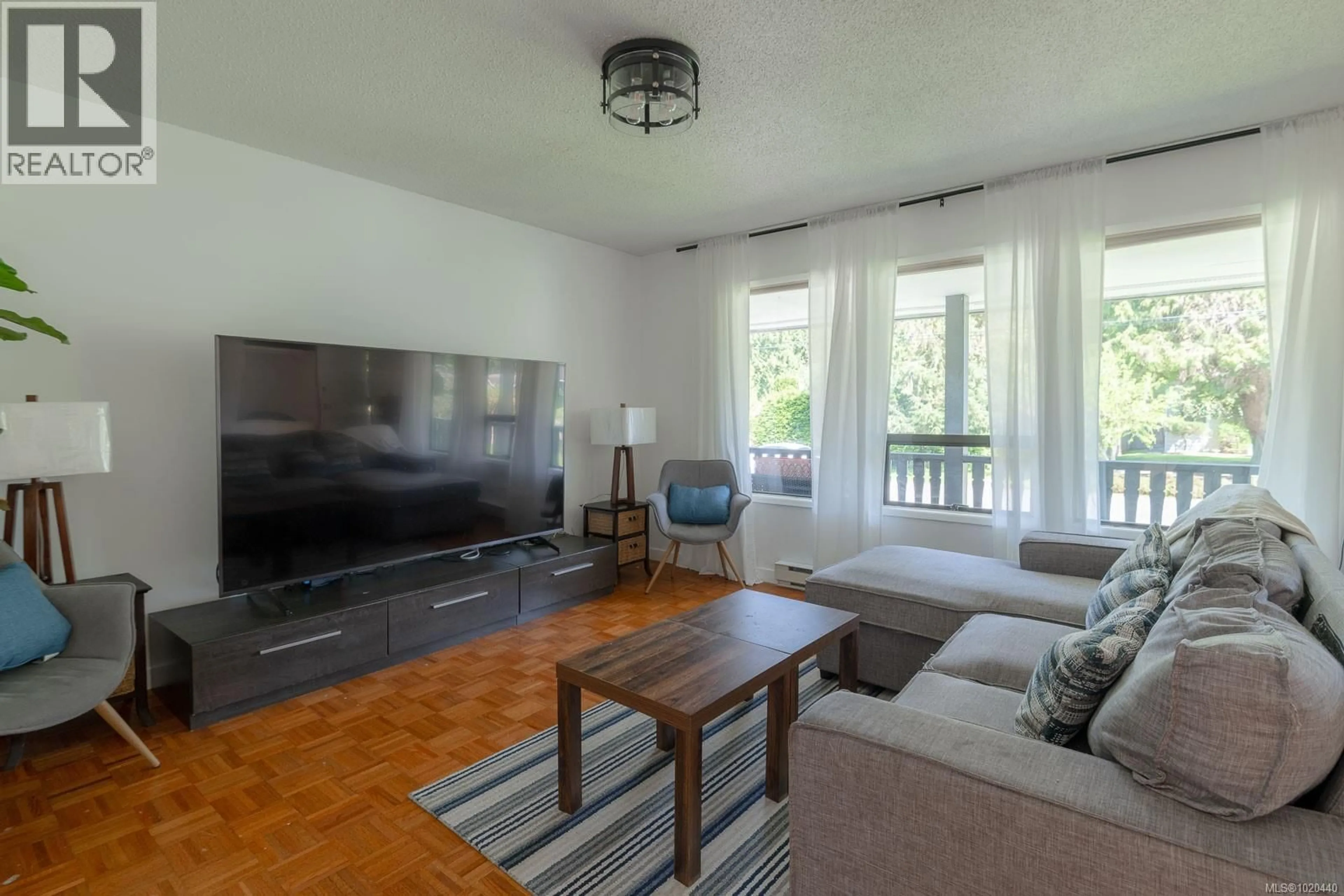 Living room with furniture, wood/laminate floor for 1025 MAPLE LANE DRIVE, Parksville British Columbia V9P1T3