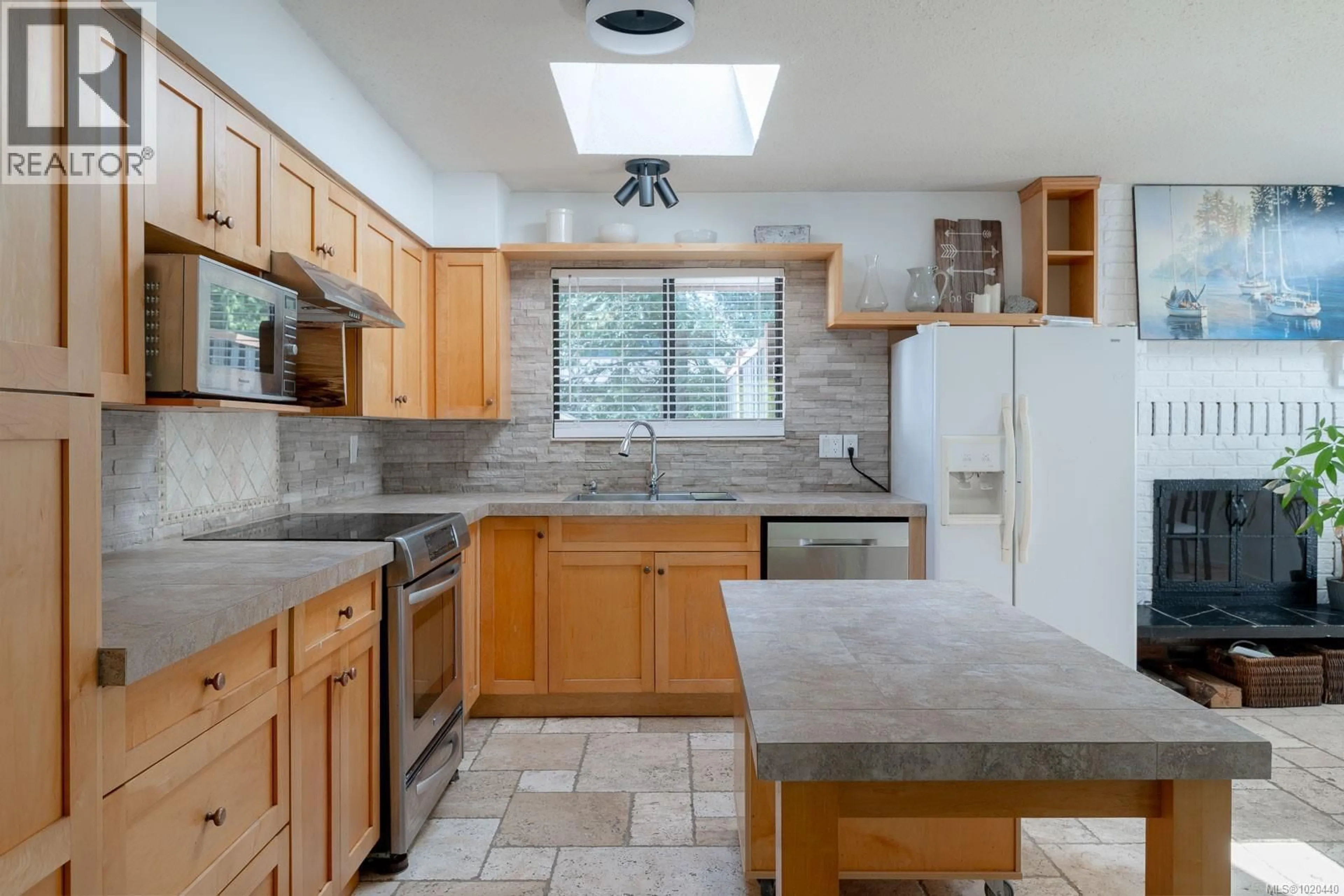 Standard kitchen, ceramic/tile floor for 1025 MAPLE LANE DRIVE, Parksville British Columbia V9P1T3