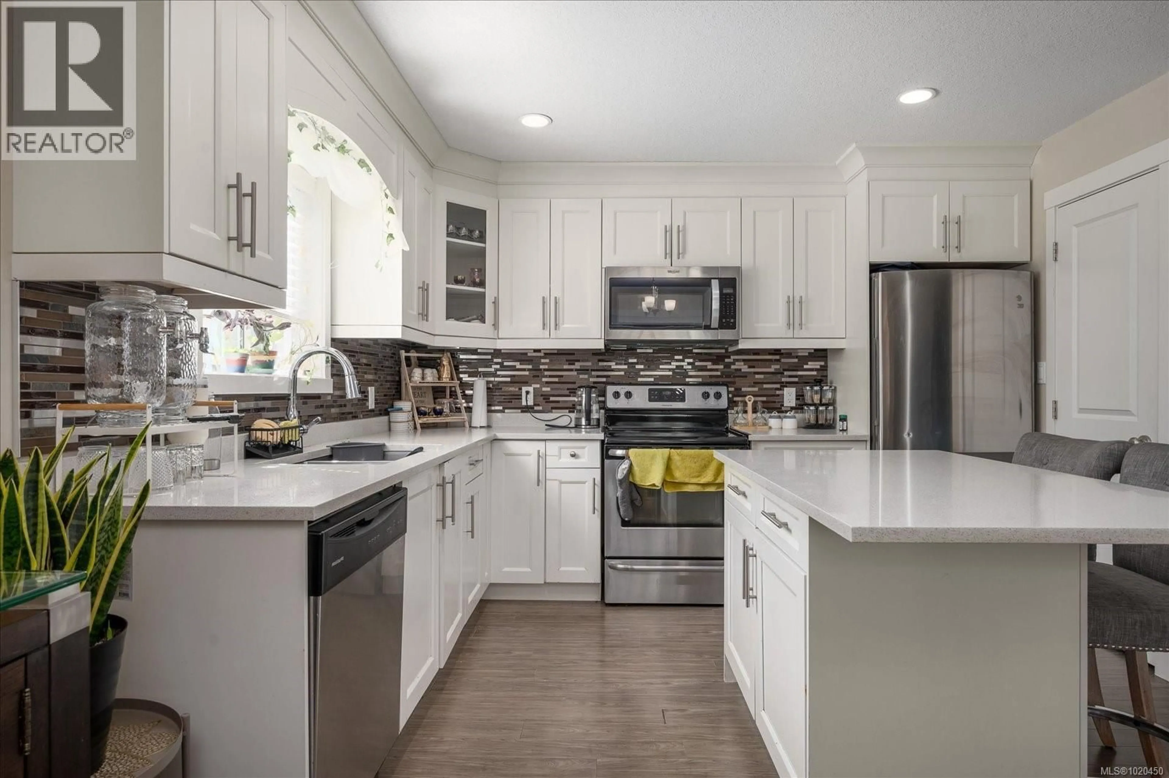 Contemporary kitchen, ceramic/tile floor for 554 ARMISHAW ROAD, Nanaimo British Columbia V9R0G4