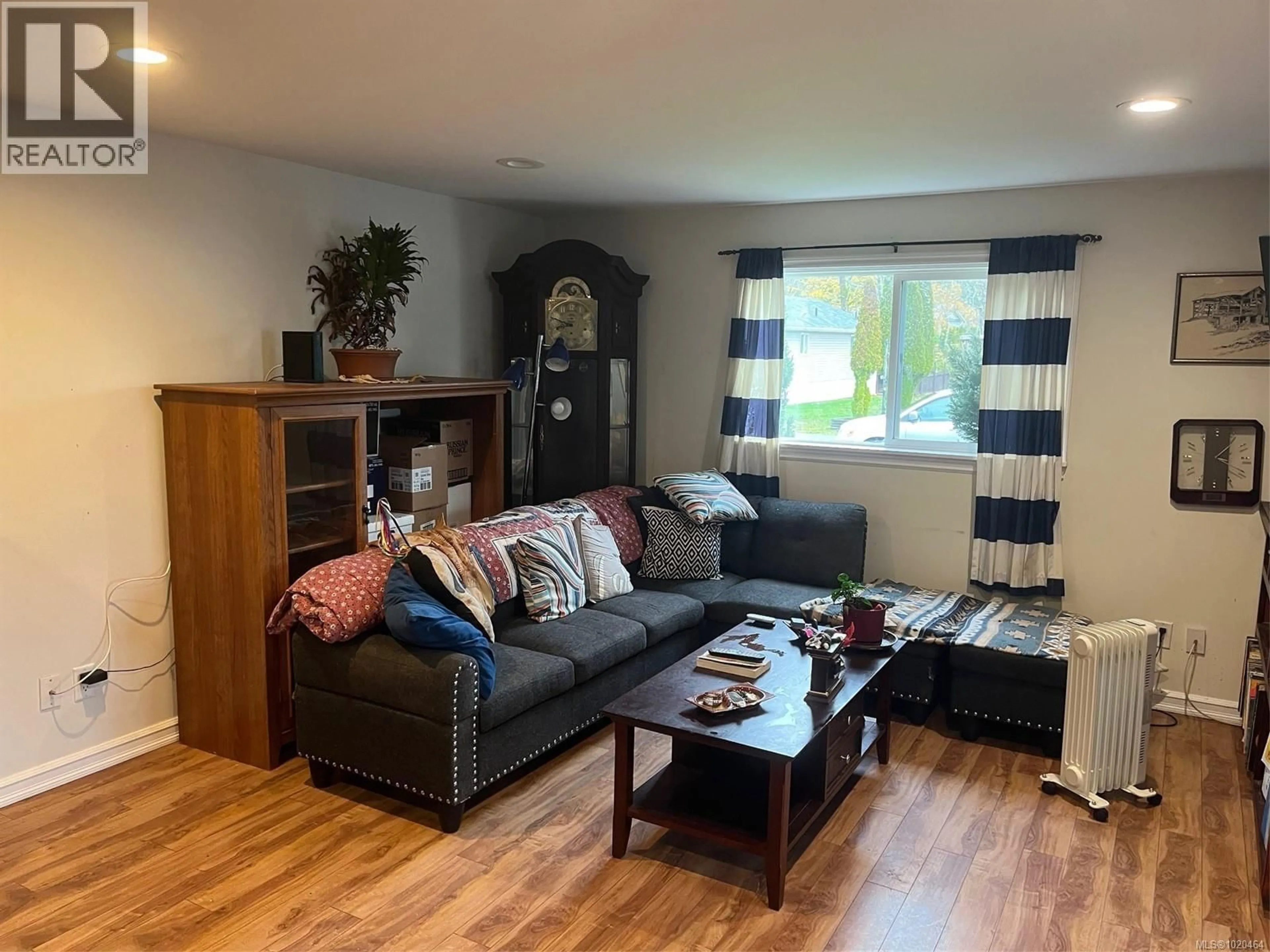 Living room with furniture, wood/laminate floor for 18 - 3216 BACK ROAD, Comox British Columbia V9M4E2