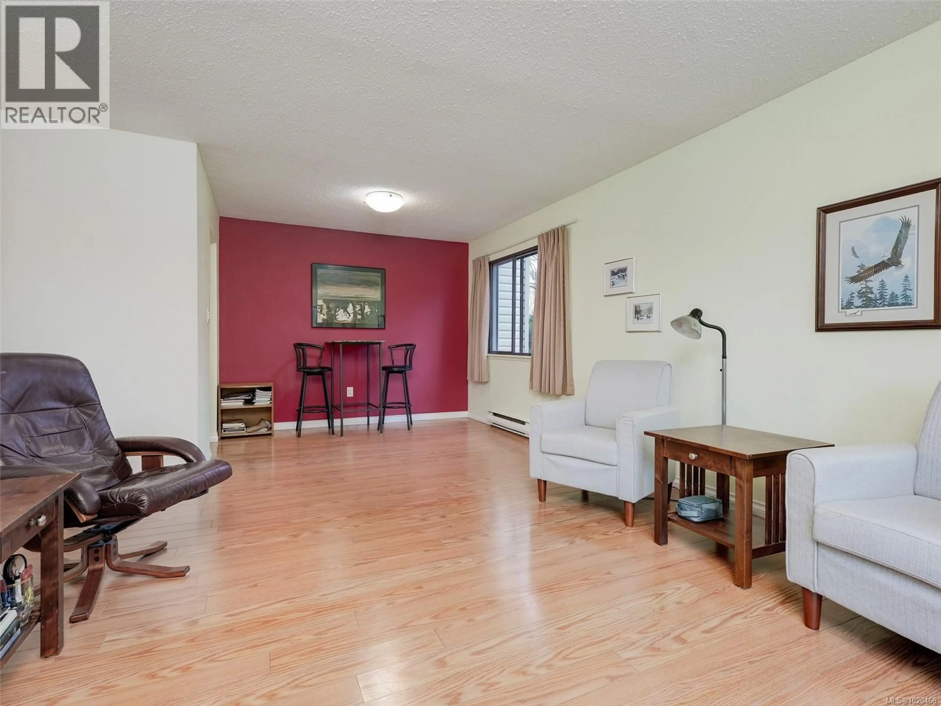 Living room with furniture, wood/laminate floor for 105 - 2610 GRAHAM STREET, Victoria British Columbia V8T3Y9