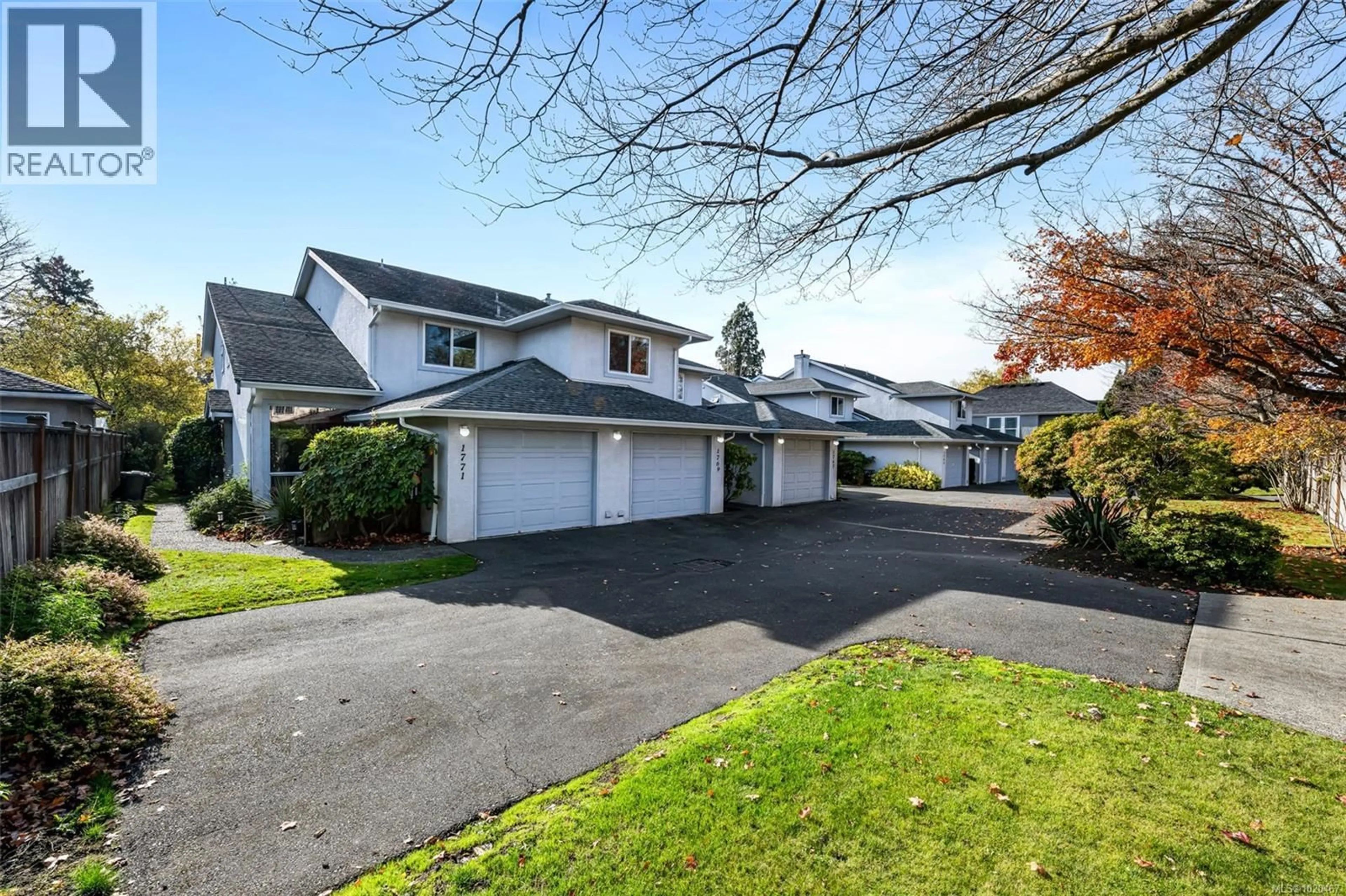 A pic from outside/outdoor area/front of a property/back of a property/a pic from drone, street for 1769 BAY STREET, Victoria British Columbia V8R2B9