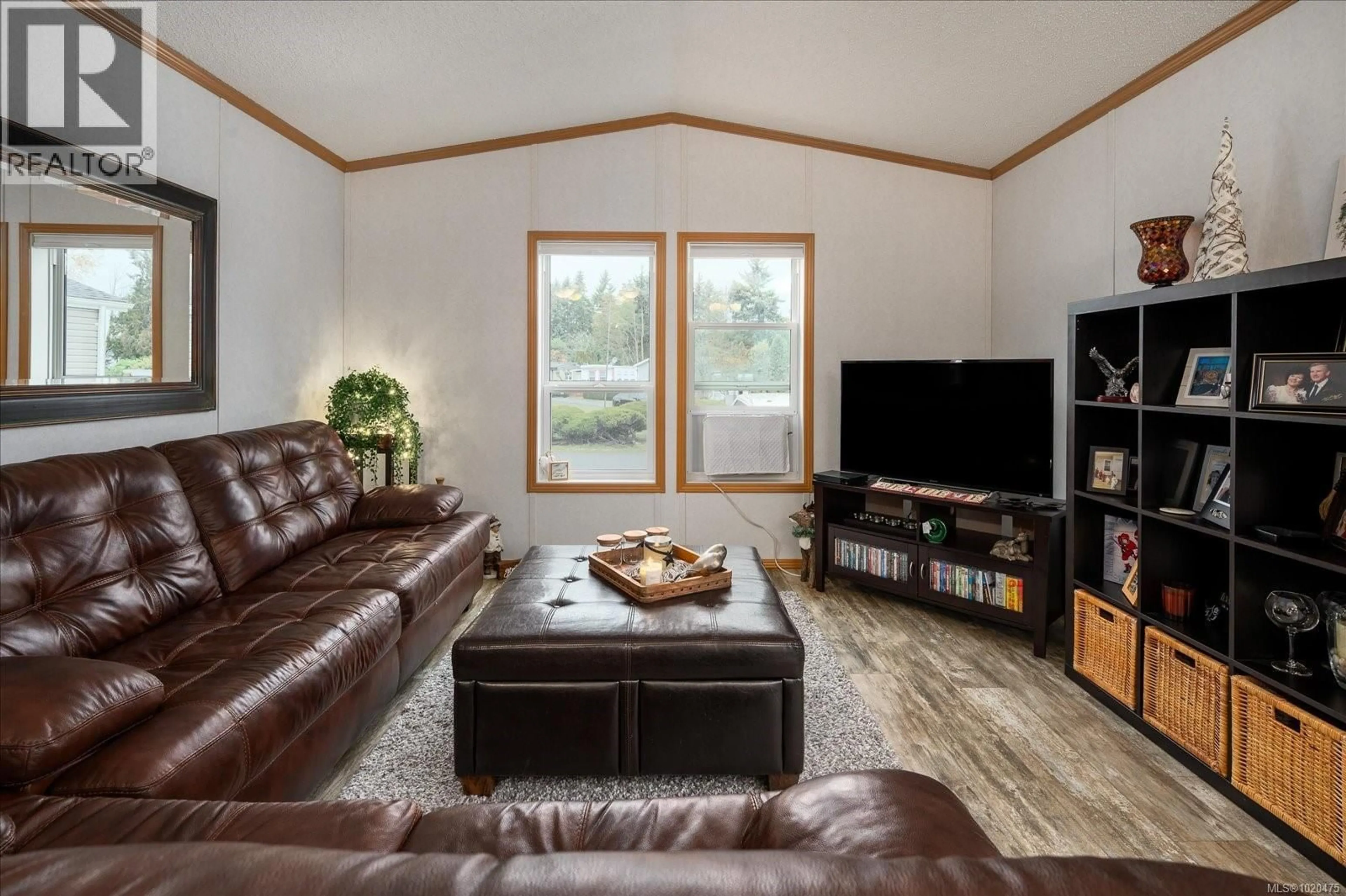 Living room with furniture, wood/laminate floor for 11 - 6820 PARKLANDS PLACE, Lantzville British Columbia V0R2H0