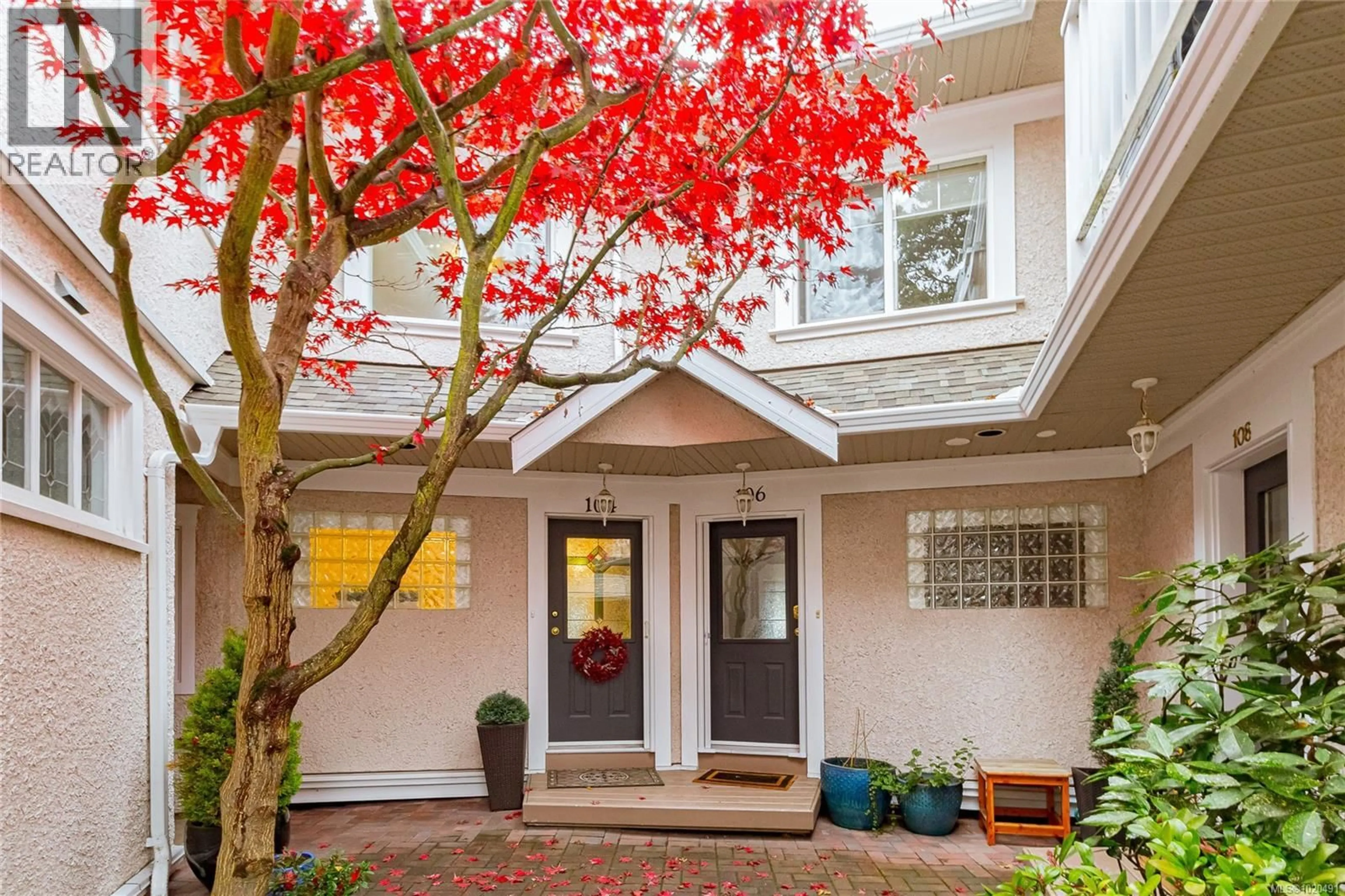 Indoor entryway for 104 - 1196 CLOVELLY TERRACE, Saanich British Columbia V8P1V6