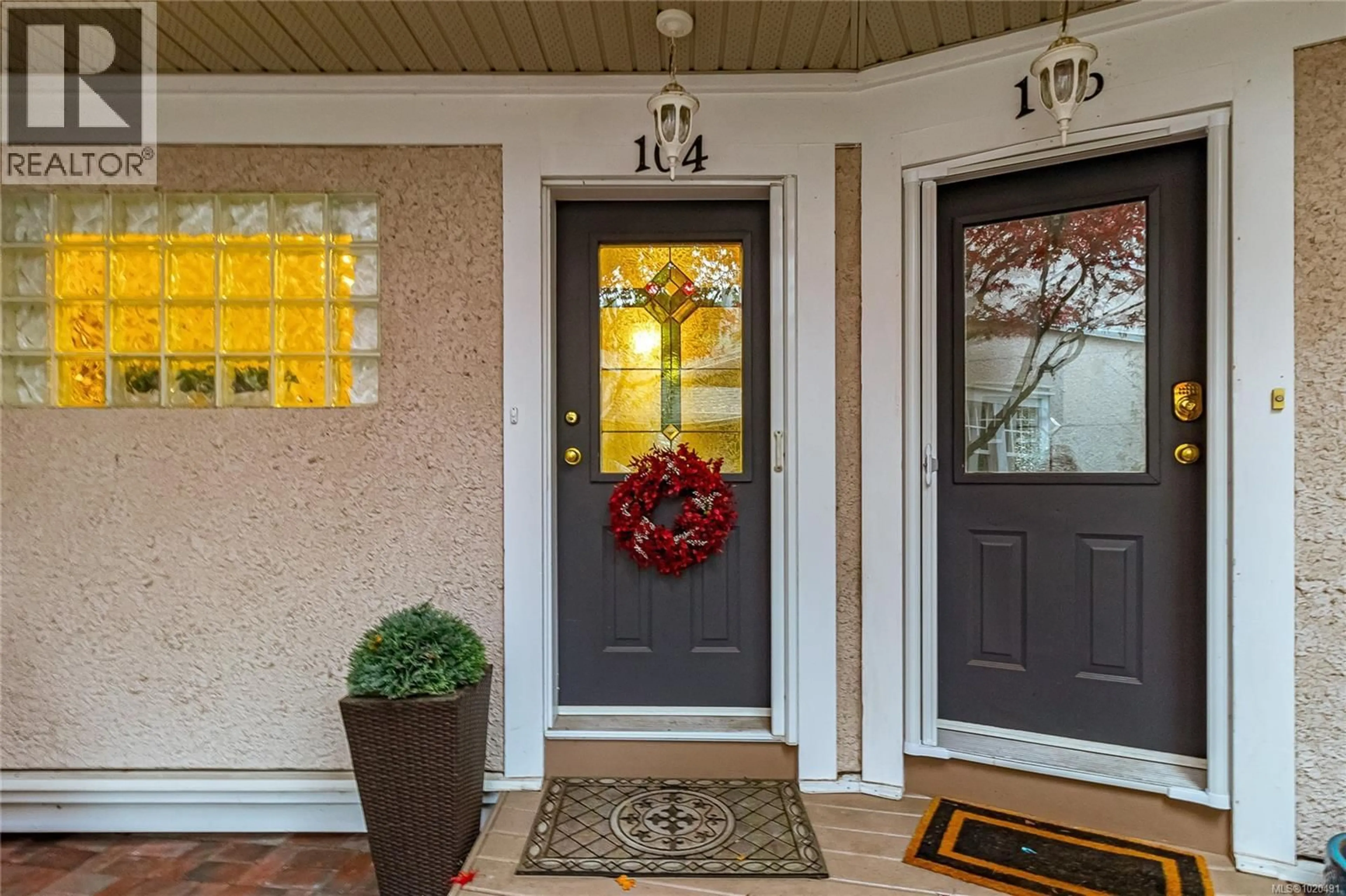 Indoor entryway for 104 - 1196 CLOVELLY TERRACE, Saanich British Columbia V8P1V6