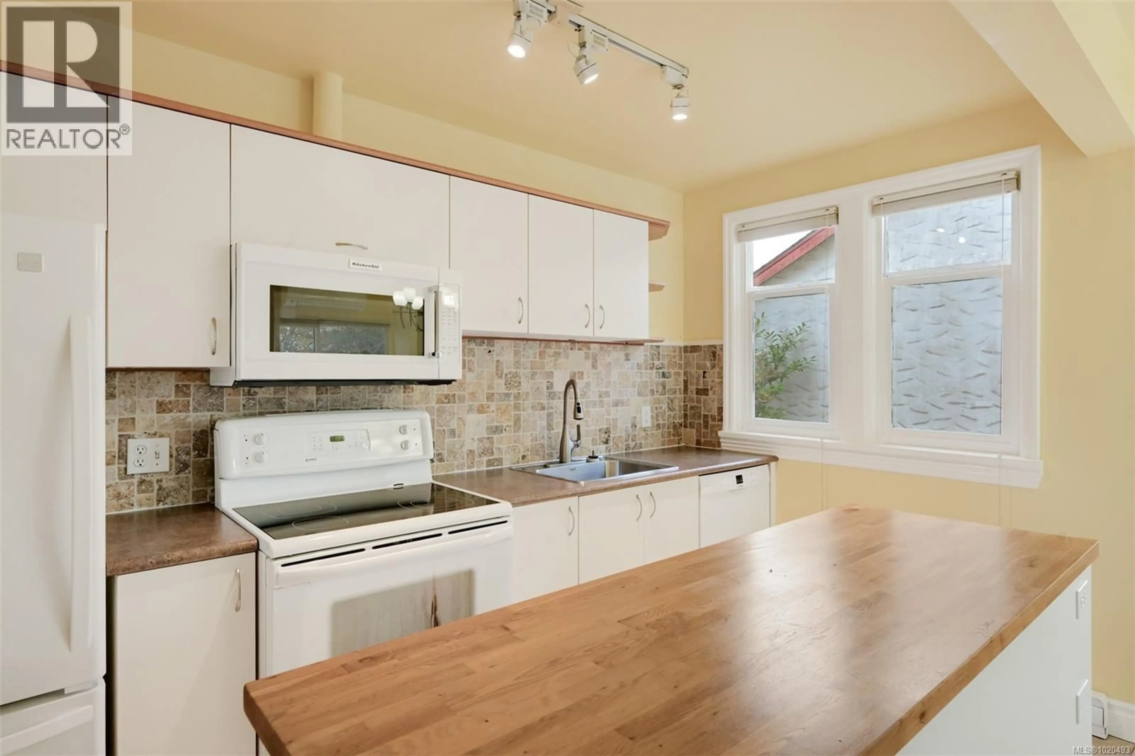 Open concept kitchen, unknown for 3312 KINGSLEY STREET, Saanich British Columbia V8P4J9