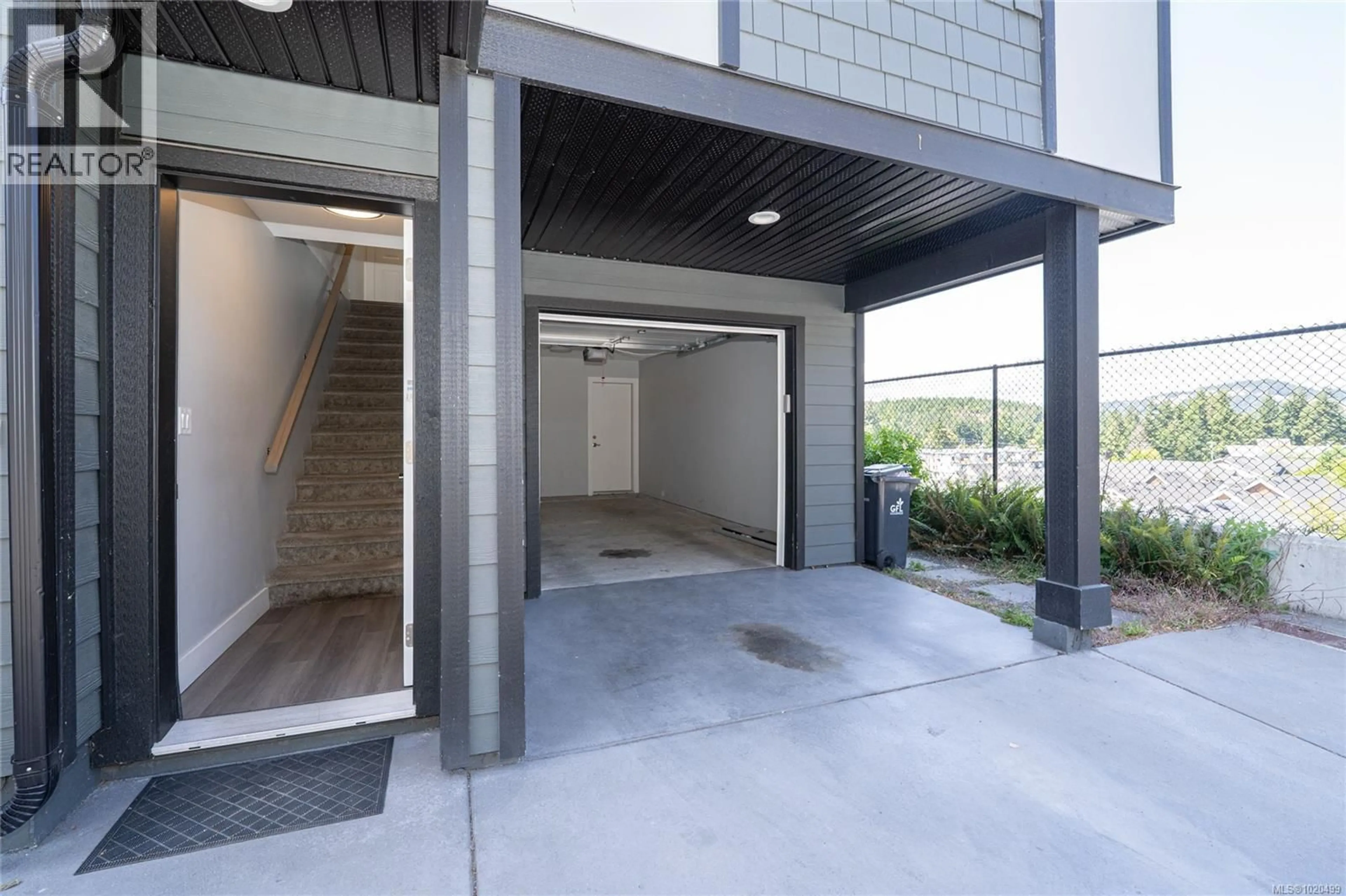 Indoor foyer for 900 TURNSTONE RIDGE, Langford British Columbia V9C2Y4