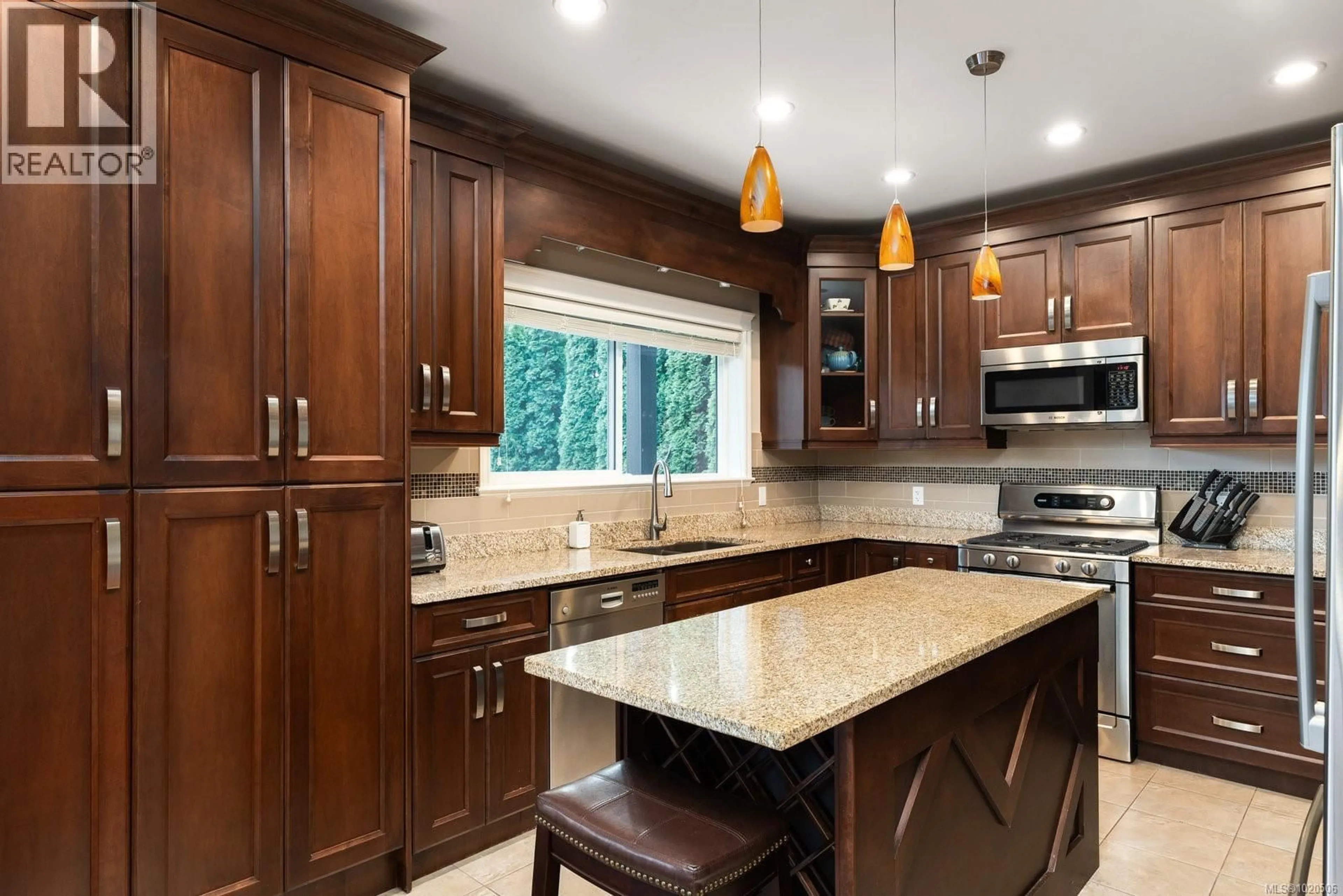 Contemporary kitchen, ceramic/tile floor for 5173 LOCHSIDE DRIVE, Saanich British Columbia V8Y2G4