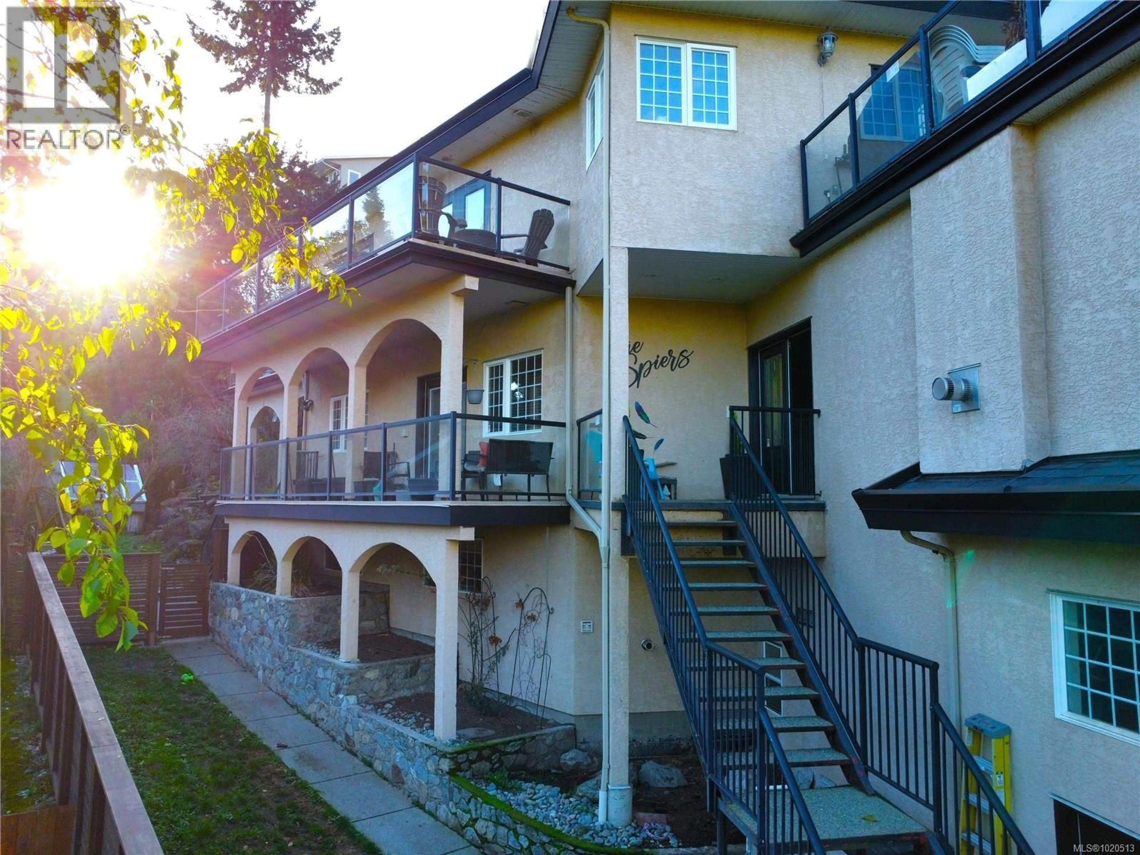 Patio, street for 653 CAIRNDALE ROAD, Colwood British Columbia V9C3M7