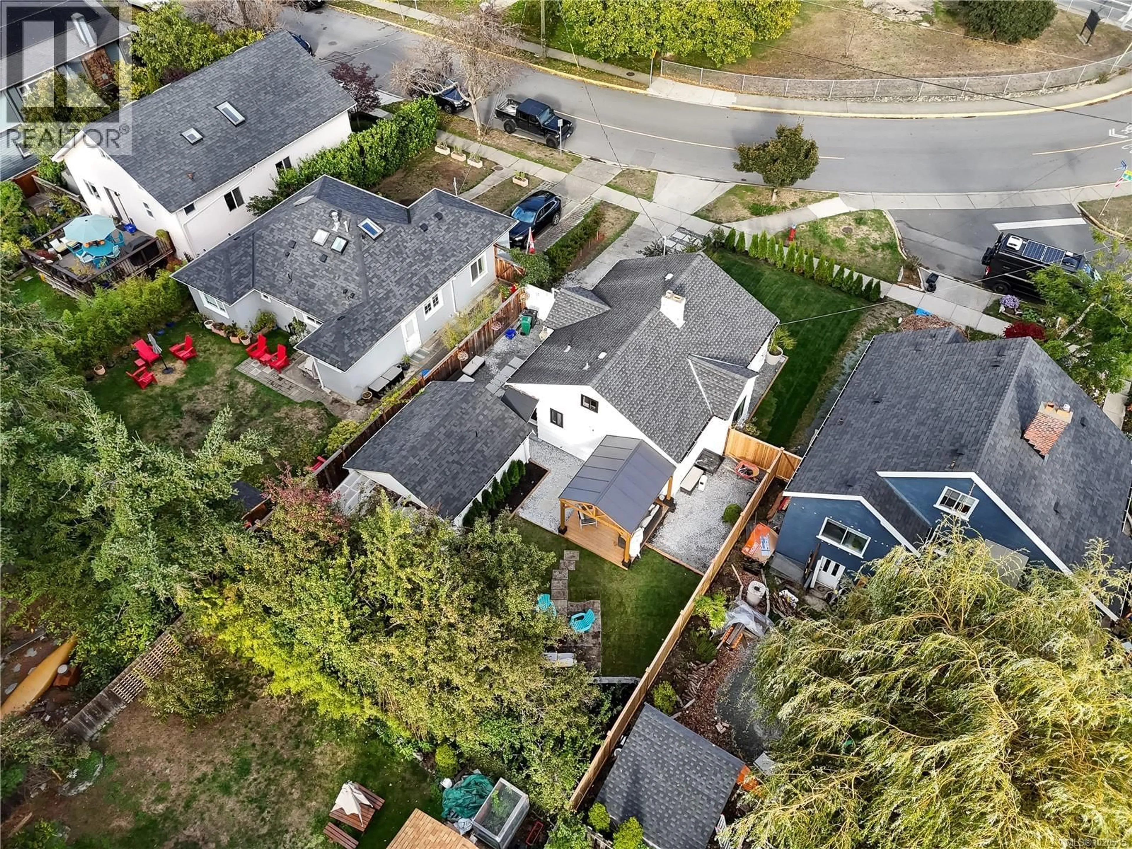 A pic from outside/outdoor area/front of a property/back of a property/a pic from drone, street for 2540 BLACKWOOD STREET, Victoria British Columbia V8T3W1