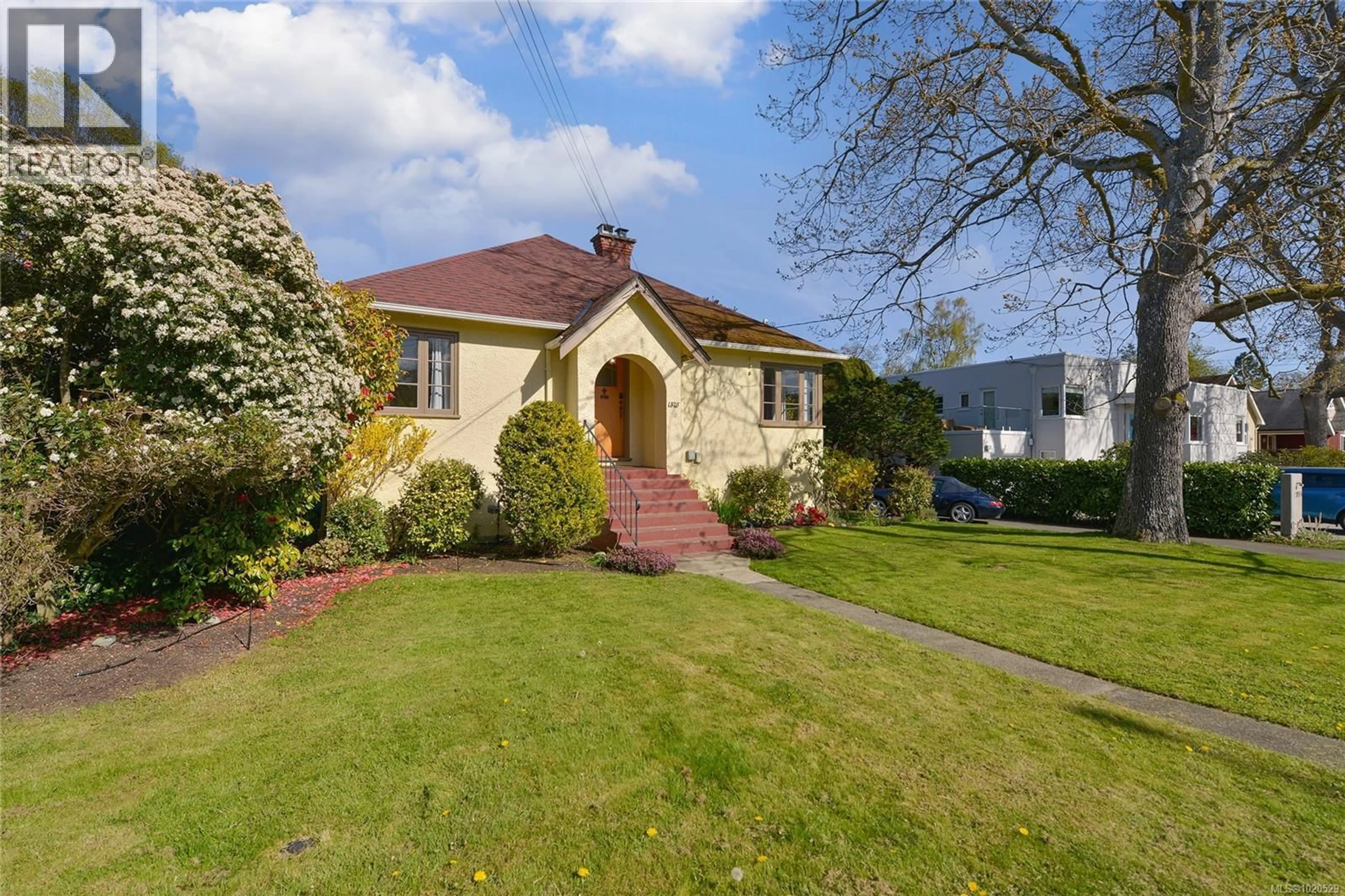 A pic from outside/outdoor area/front of a property/back of a property/a pic from drone, street for 1375 MONTEREY AVENUE, Oak Bay British Columbia V8S4V9