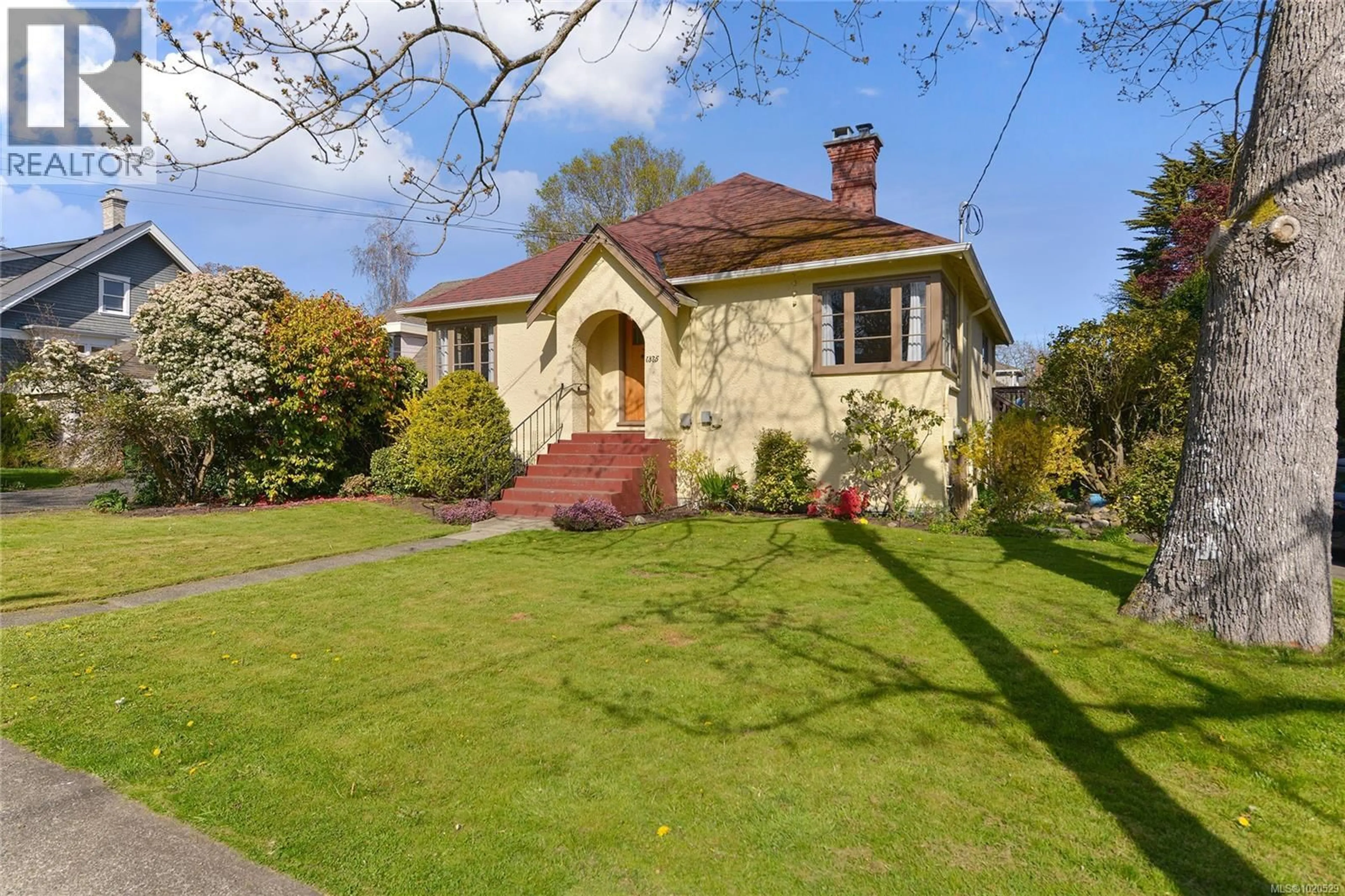 A pic from outside/outdoor area/front of a property/back of a property/a pic from drone, street for 1375 MONTEREY AVENUE, Oak Bay British Columbia V8S4V9