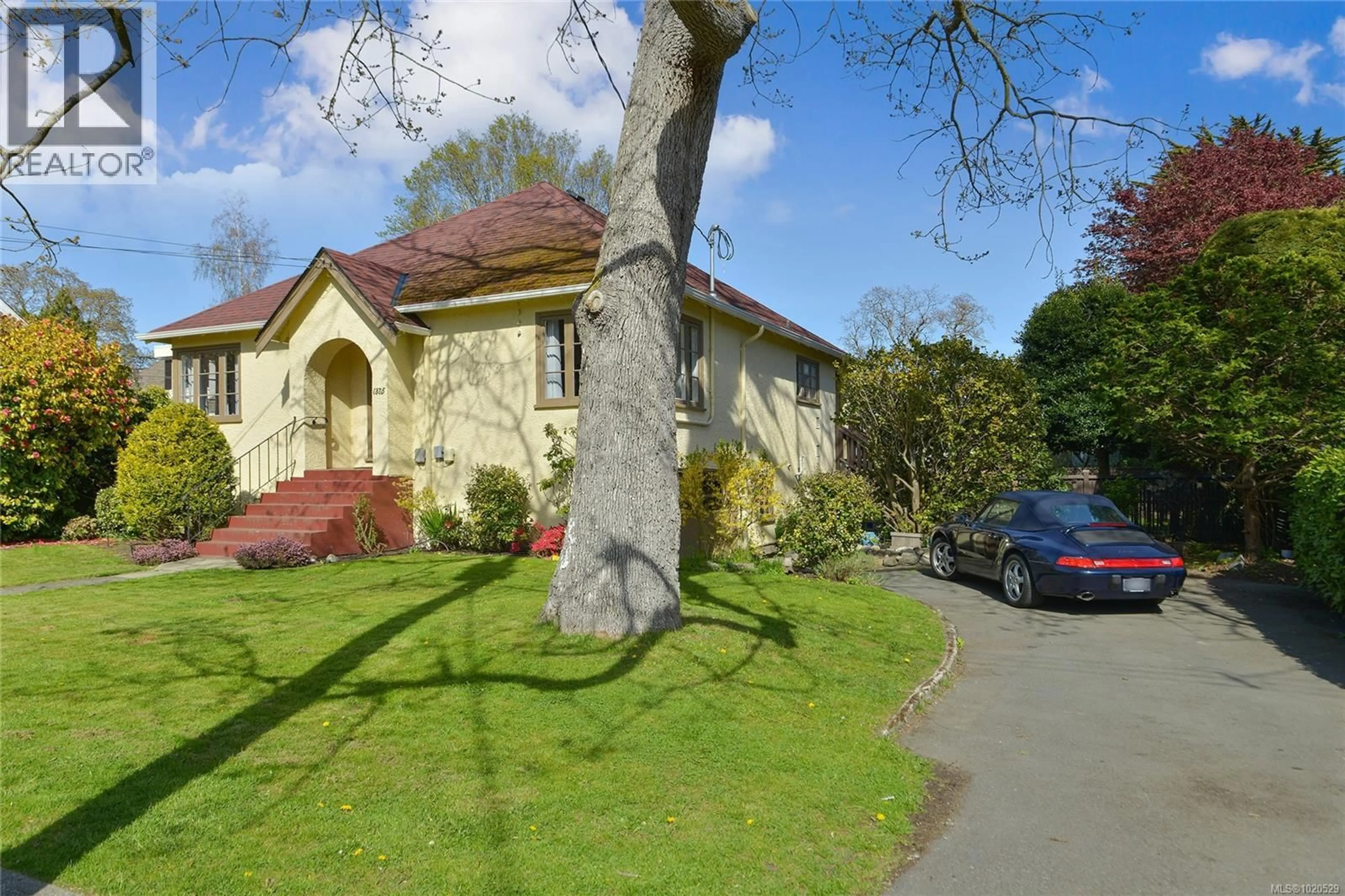 A pic from outside/outdoor area/front of a property/back of a property/a pic from drone, street for 1375 MONTEREY AVENUE, Oak Bay British Columbia V8S4V9
