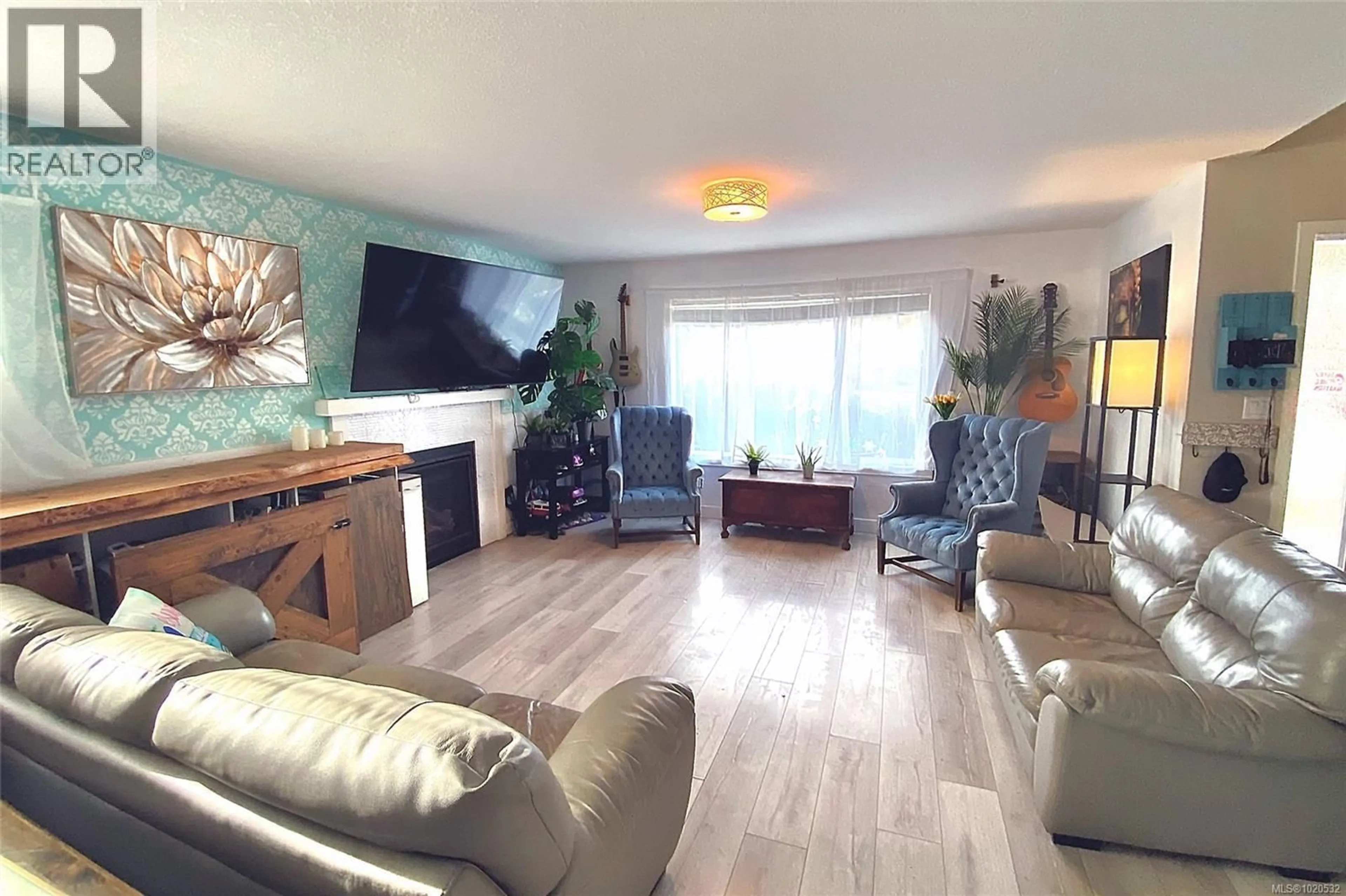 Living room with furniture, wood/laminate floor for 1104 TIMBERWOOD DRIVE, Nanaimo British Columbia V9R0H2