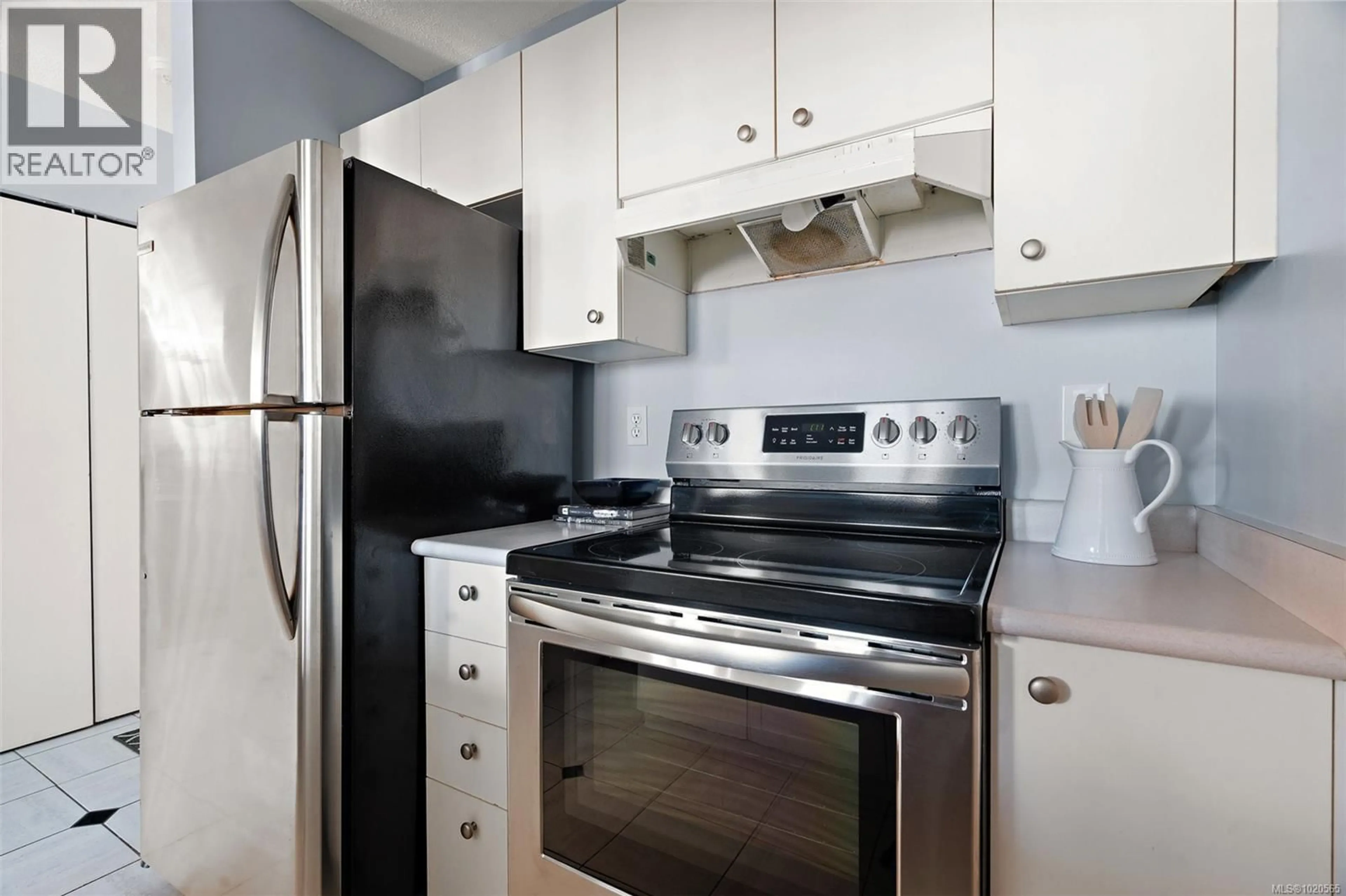 Standard kitchen, unknown for 1009 - 835 VIEW STREET, Victoria British Columbia V8W3W8
