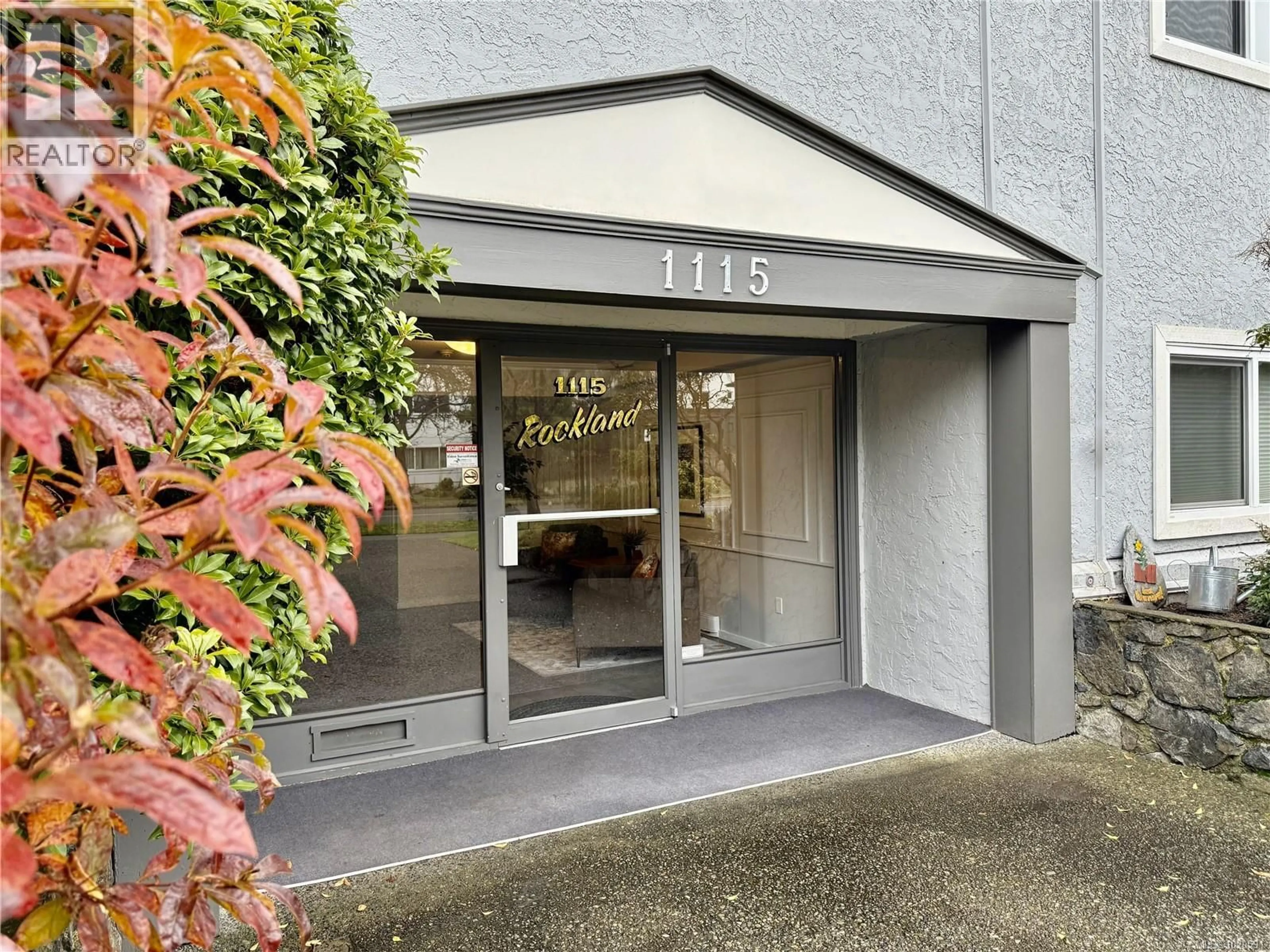 Indoor foyer for 403 - 1115 ROCKLAND AVENUE, Victoria British Columbia V8V3H8