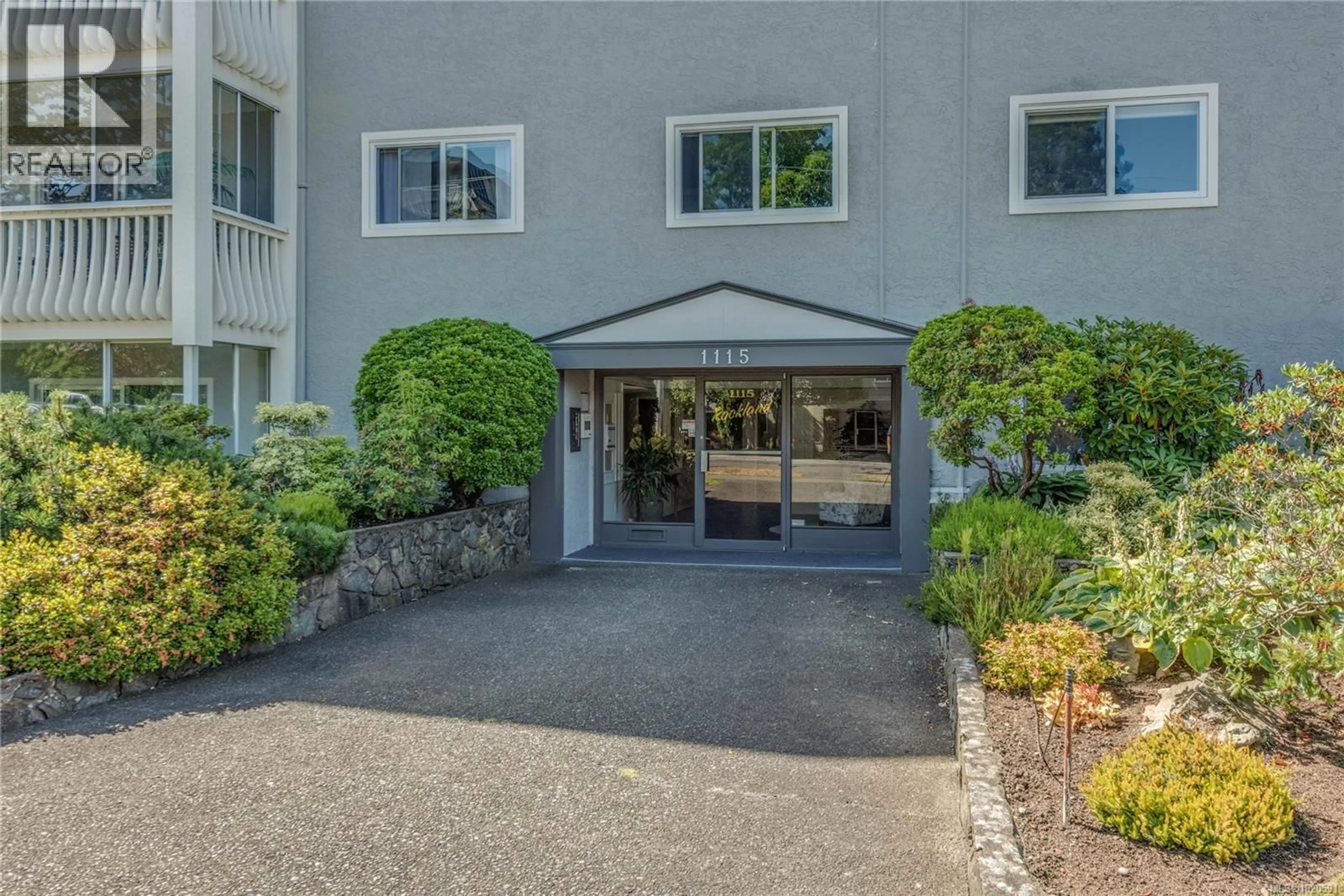 Indoor foyer for 403 - 1115 ROCKLAND AVENUE, Victoria British Columbia V8V3H8