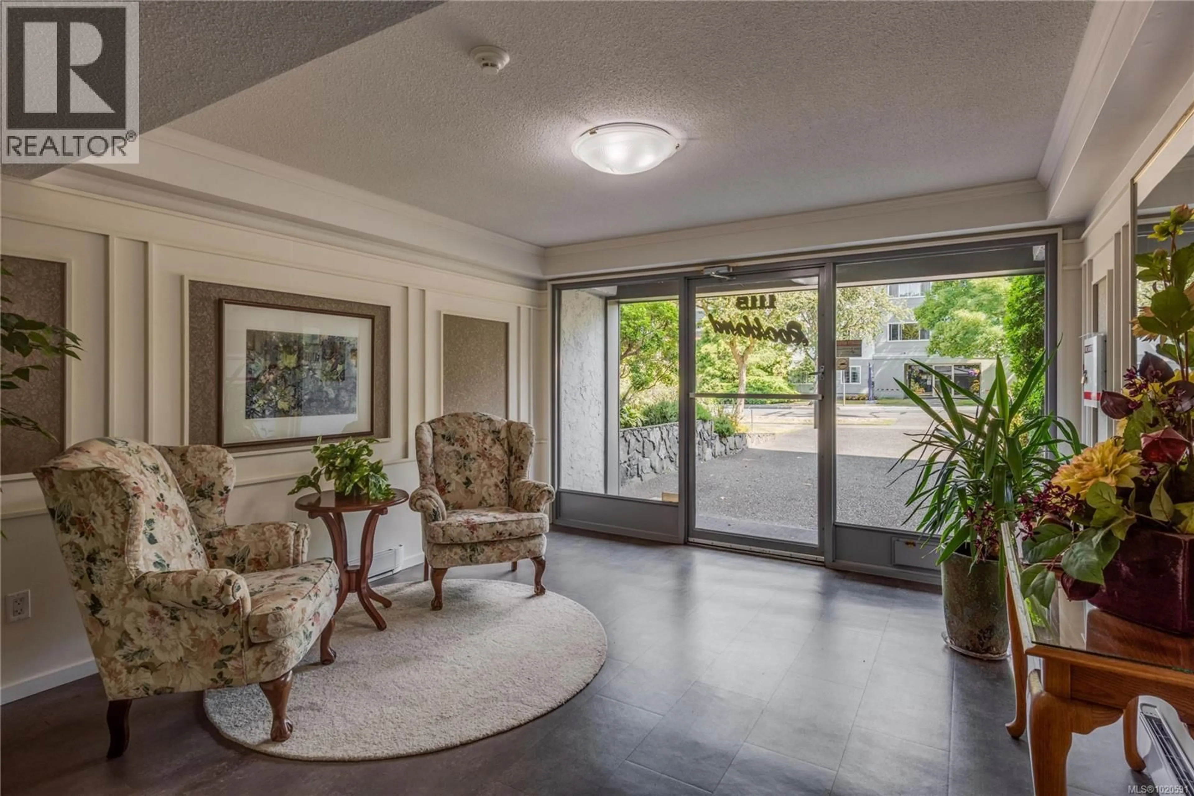 Indoor foyer for 403 - 1115 ROCKLAND AVENUE, Victoria British Columbia V8V3H8