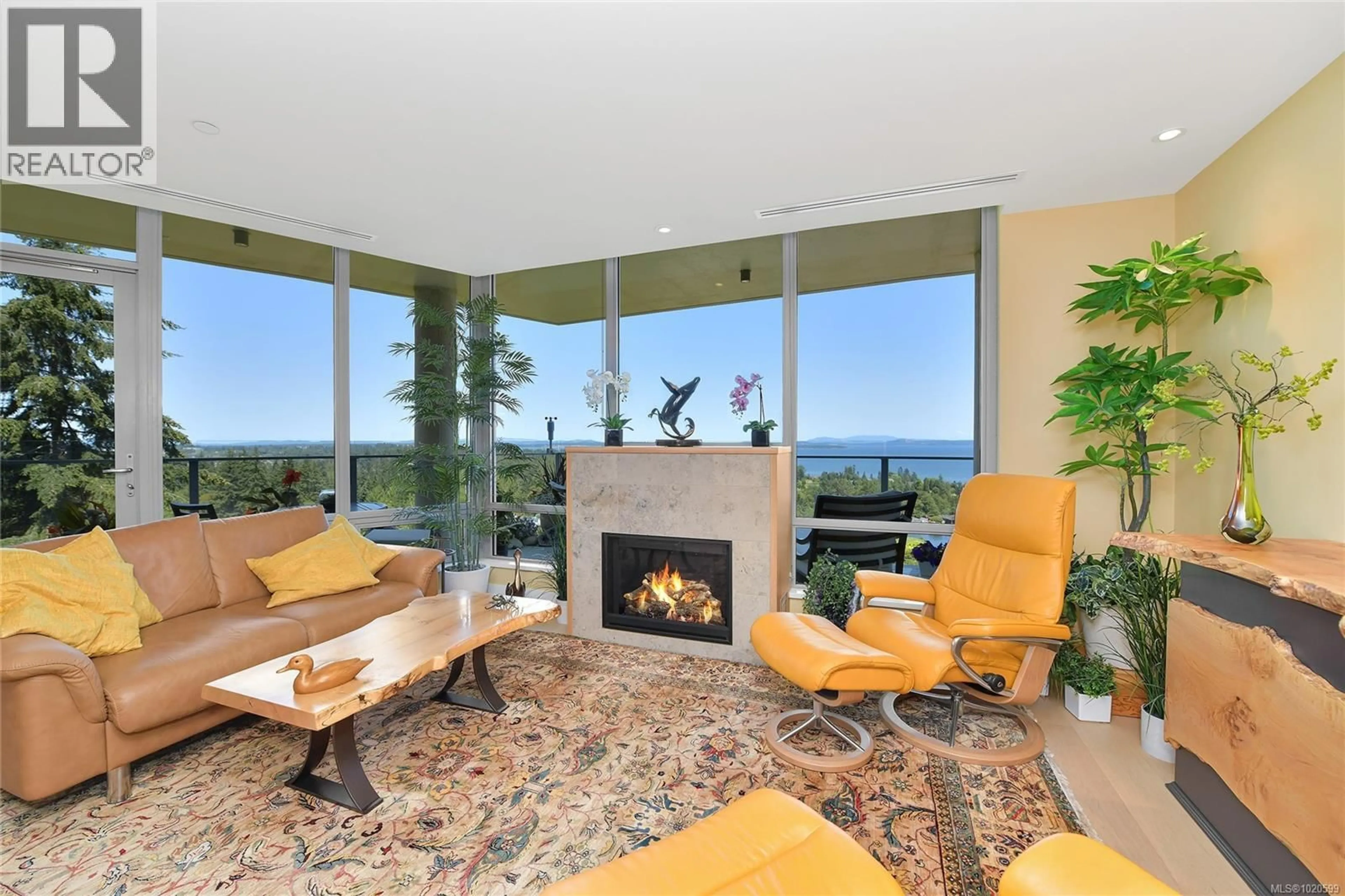 Living room with furniture, unknown for 403 - 5388 HILL RISE TERRACE, Saanich British Columbia V8Y3K3