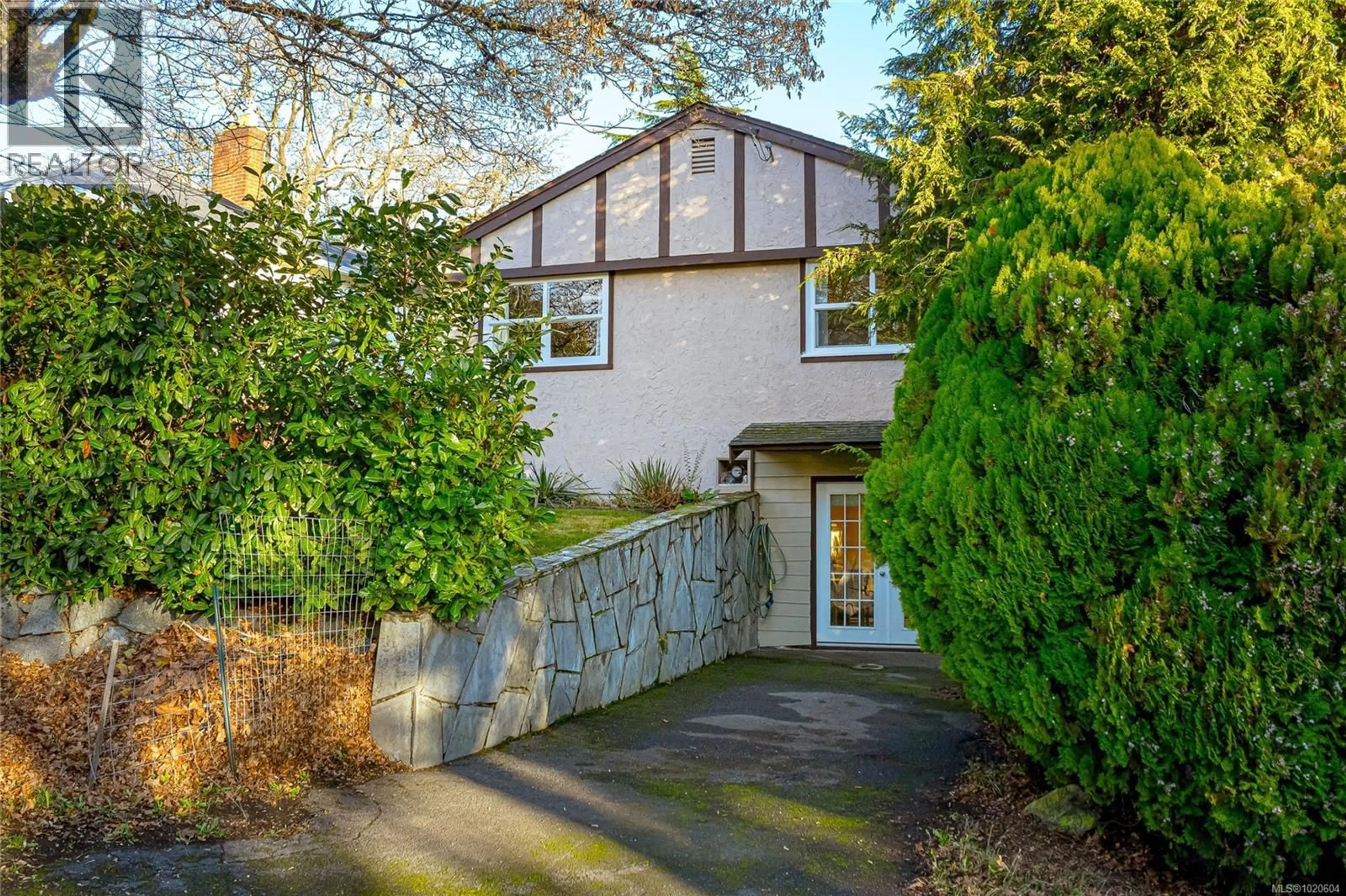 A pic from outside/outdoor area/front of a property/back of a property/a pic from drone, street for 2739 GROSVENOR ROAD, Victoria British Columbia V8T3M8