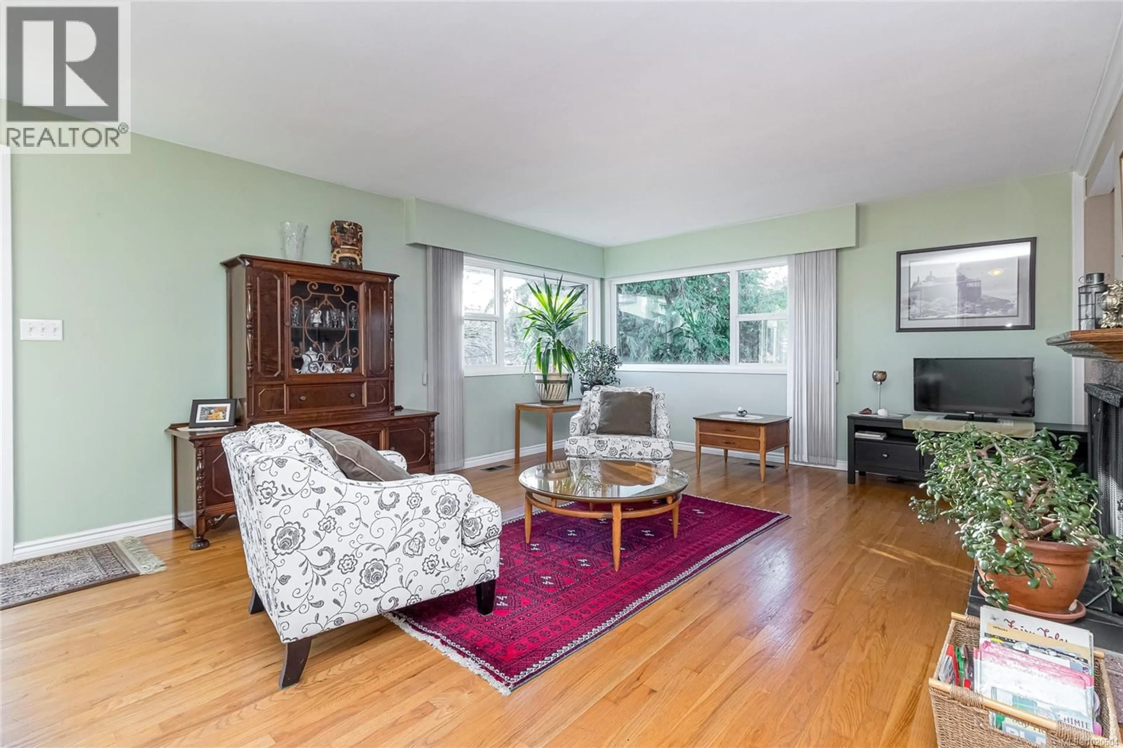 Living room with furniture, unknown for 2739 GROSVENOR ROAD, Victoria British Columbia V8T3M8