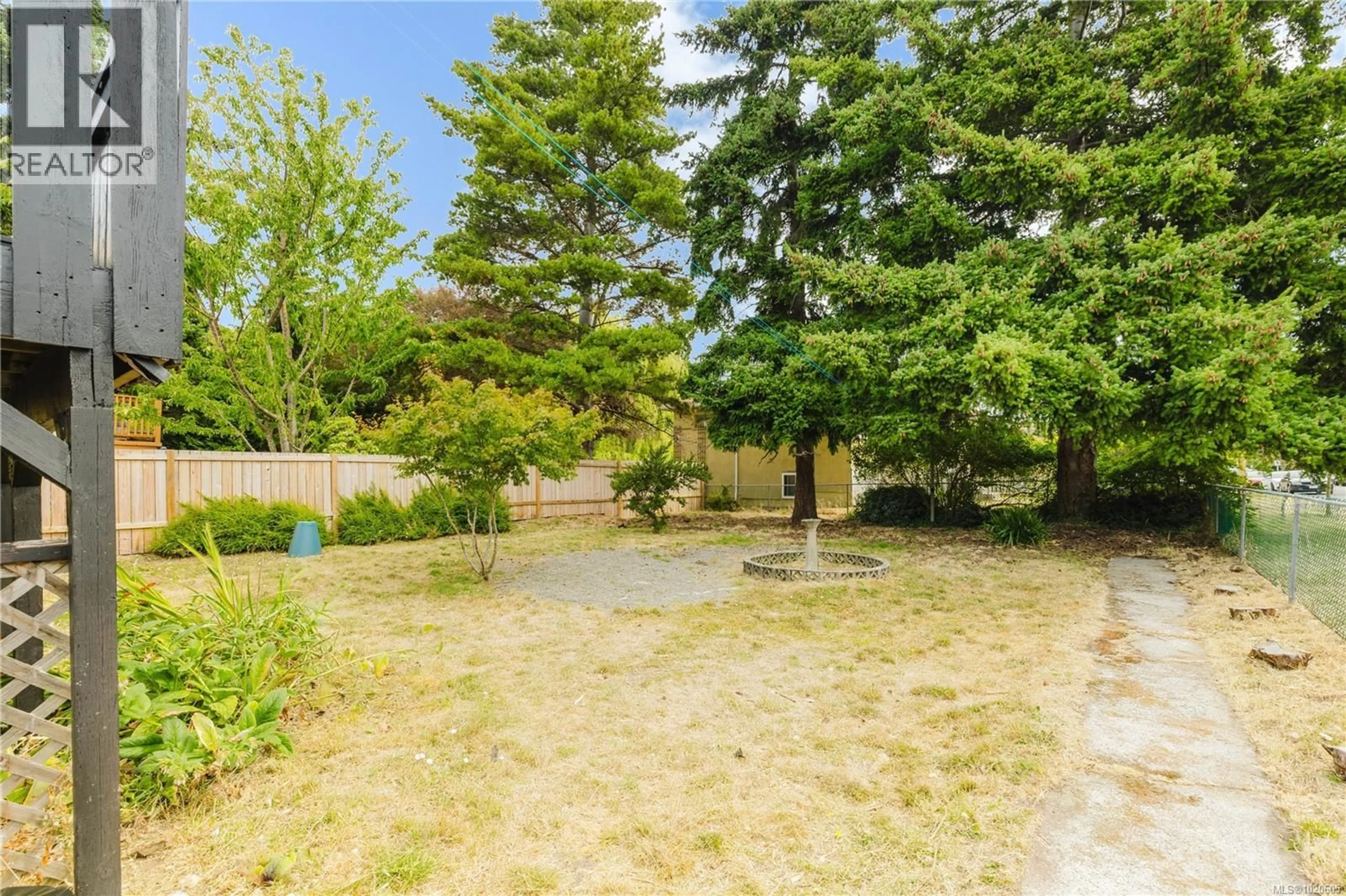 Patio, unknown for 1905 LEE AVENUE, Victoria British Columbia V8R4W9