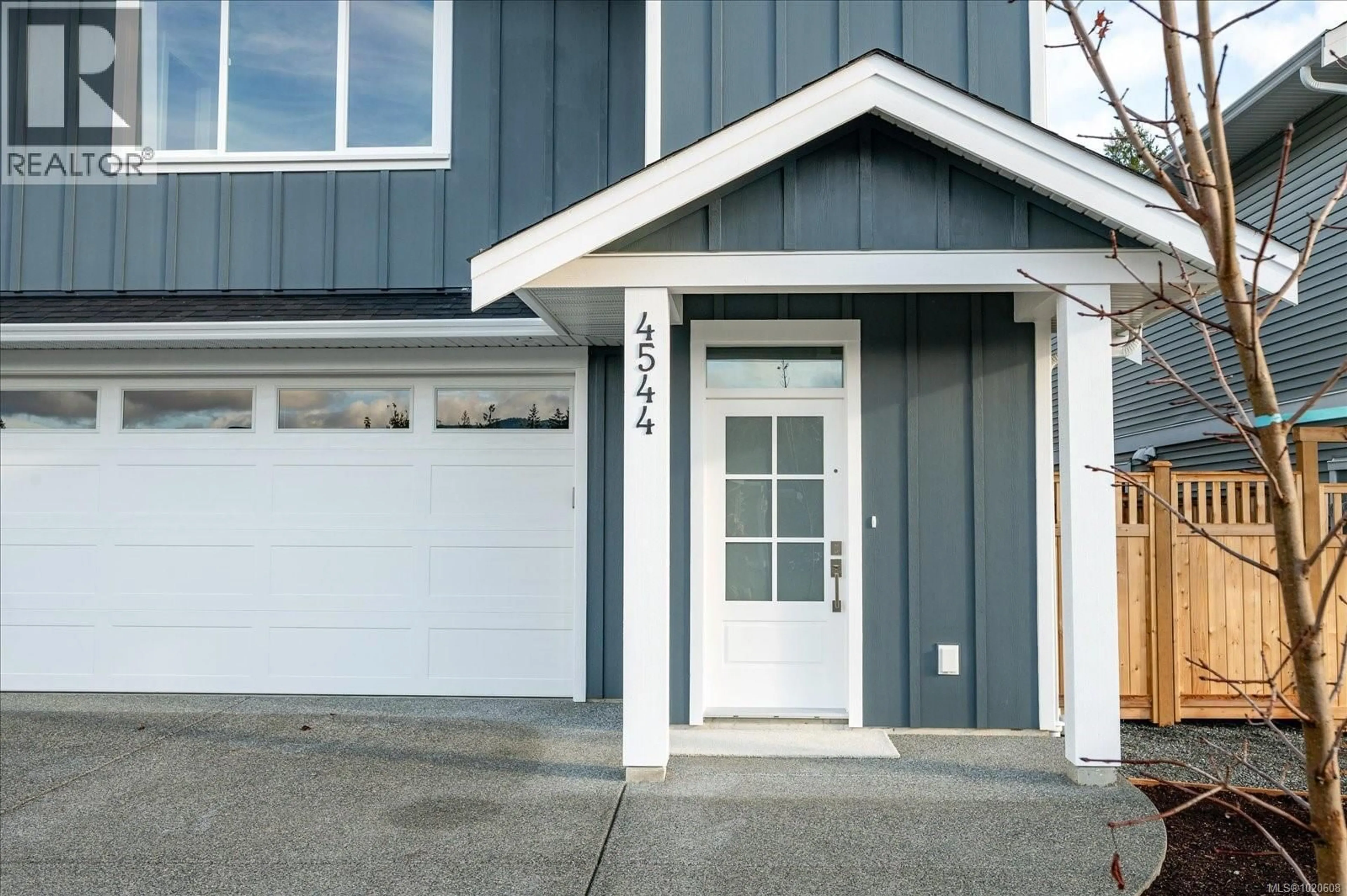 Home with vinyl exterior material, street for 4544 SUNCREST ROAD, Nanaimo British Columbia V9T0M6