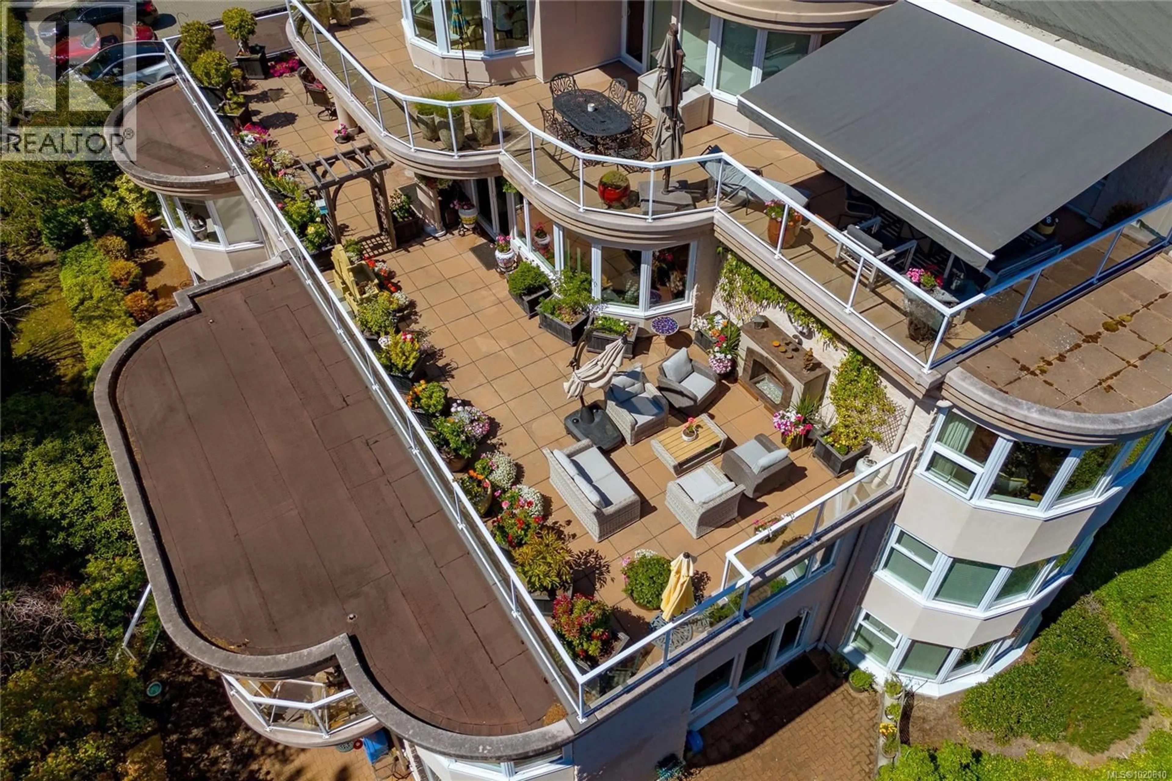 A pic from outside/outdoor area/front of a property/back of a property/a pic from drone, city buildings view from balcony for 3304 - 2829 ARBUTUS ROAD, Saanich British Columbia V8N5X5