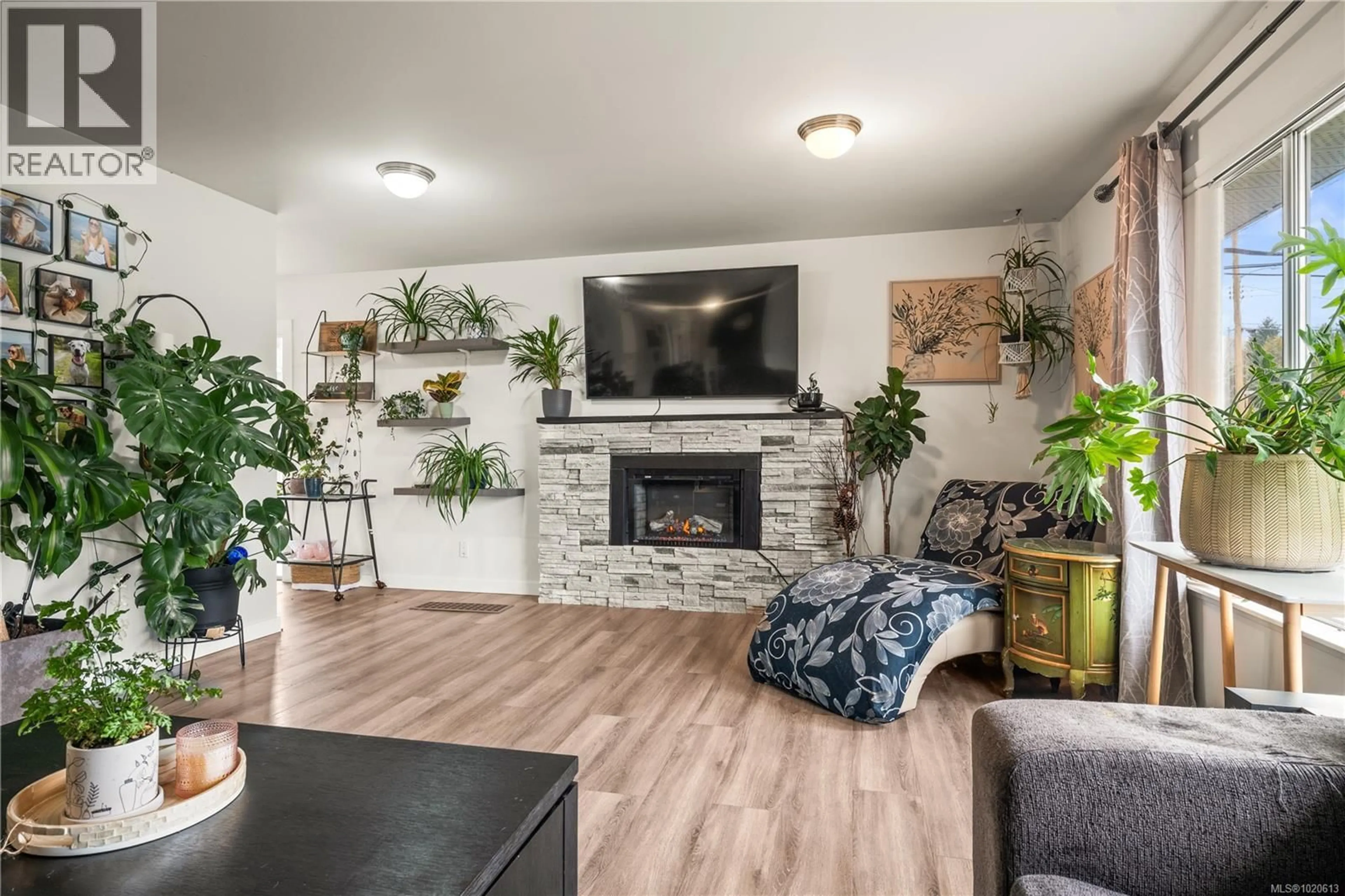 Living room with furniture, wood/laminate floor for 6972 LELAND ROAD, Lantzville British Columbia V0R2H0
