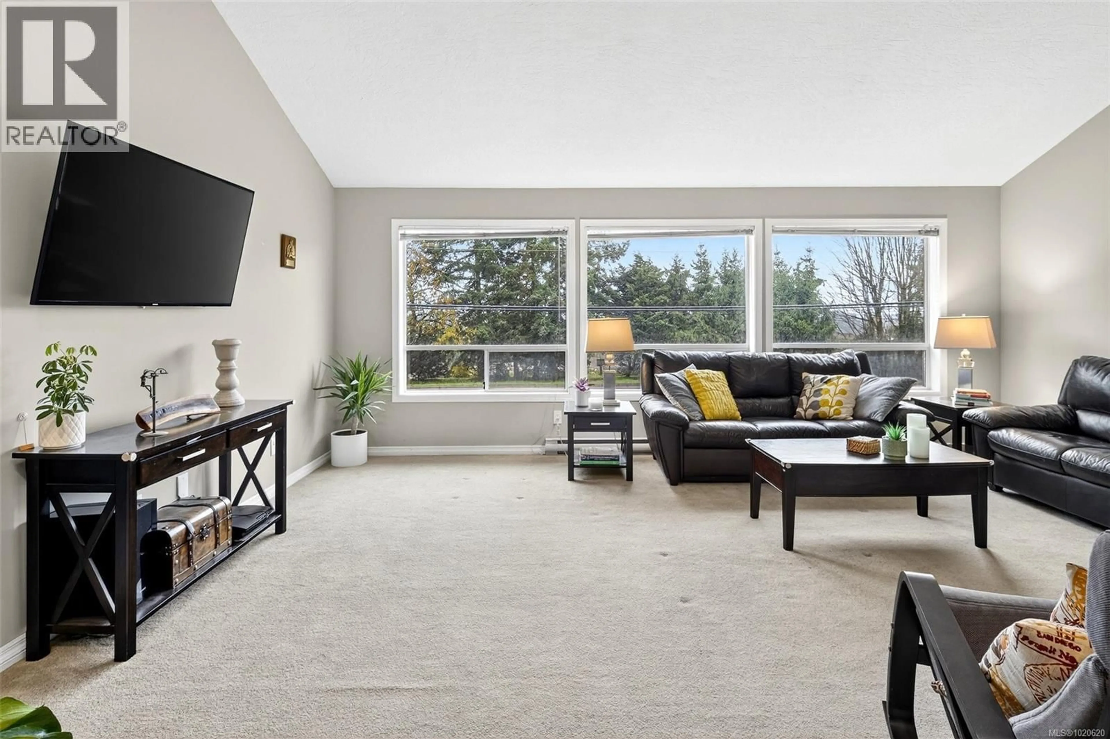 Living room with furniture, unknown for 7460 EAST SAANICH ROAD, Central Saanich British Columbia V8M1W2