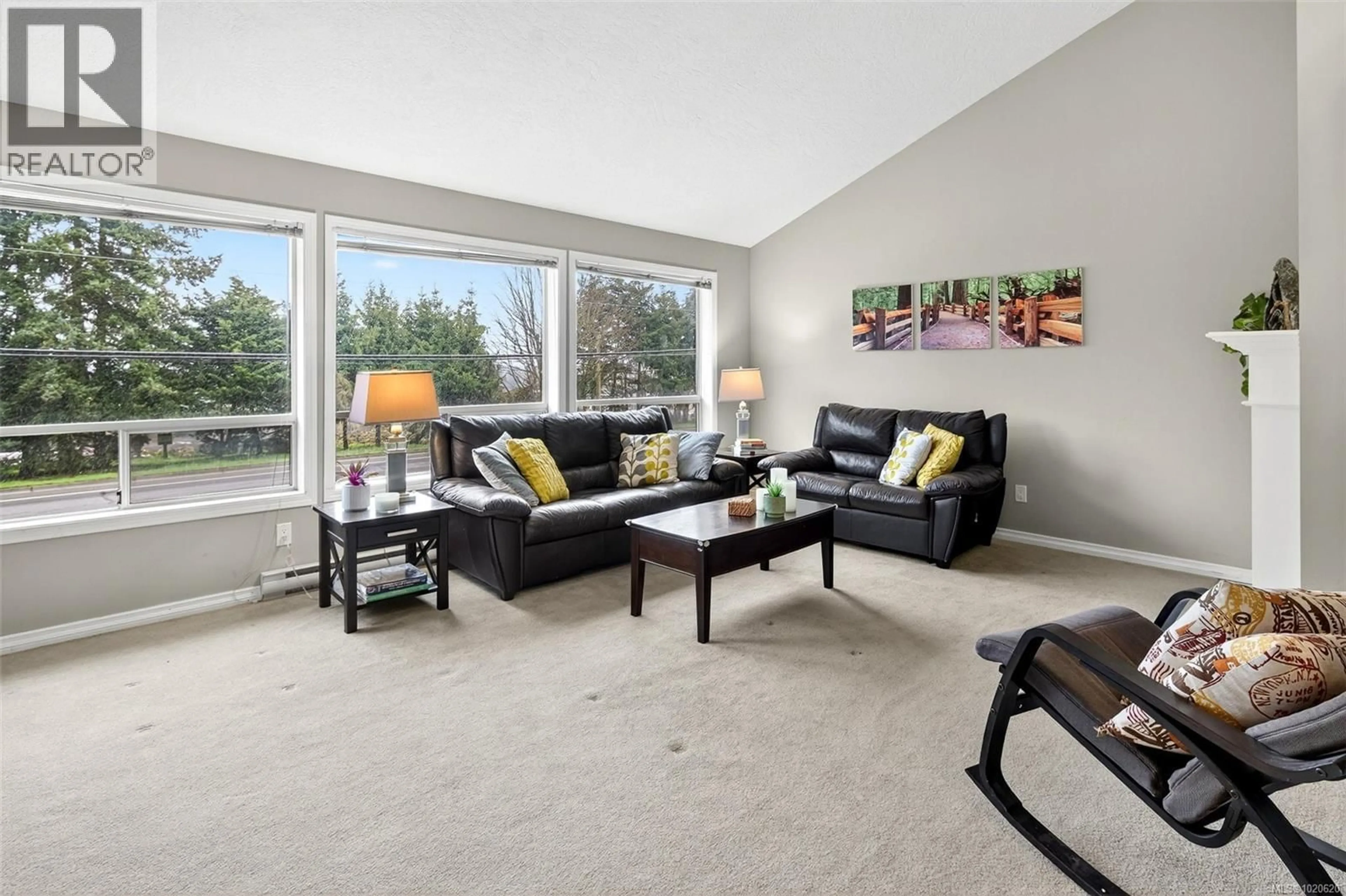 Living room with furniture, unknown for 7460 EAST SAANICH ROAD, Central Saanich British Columbia V8M1W2