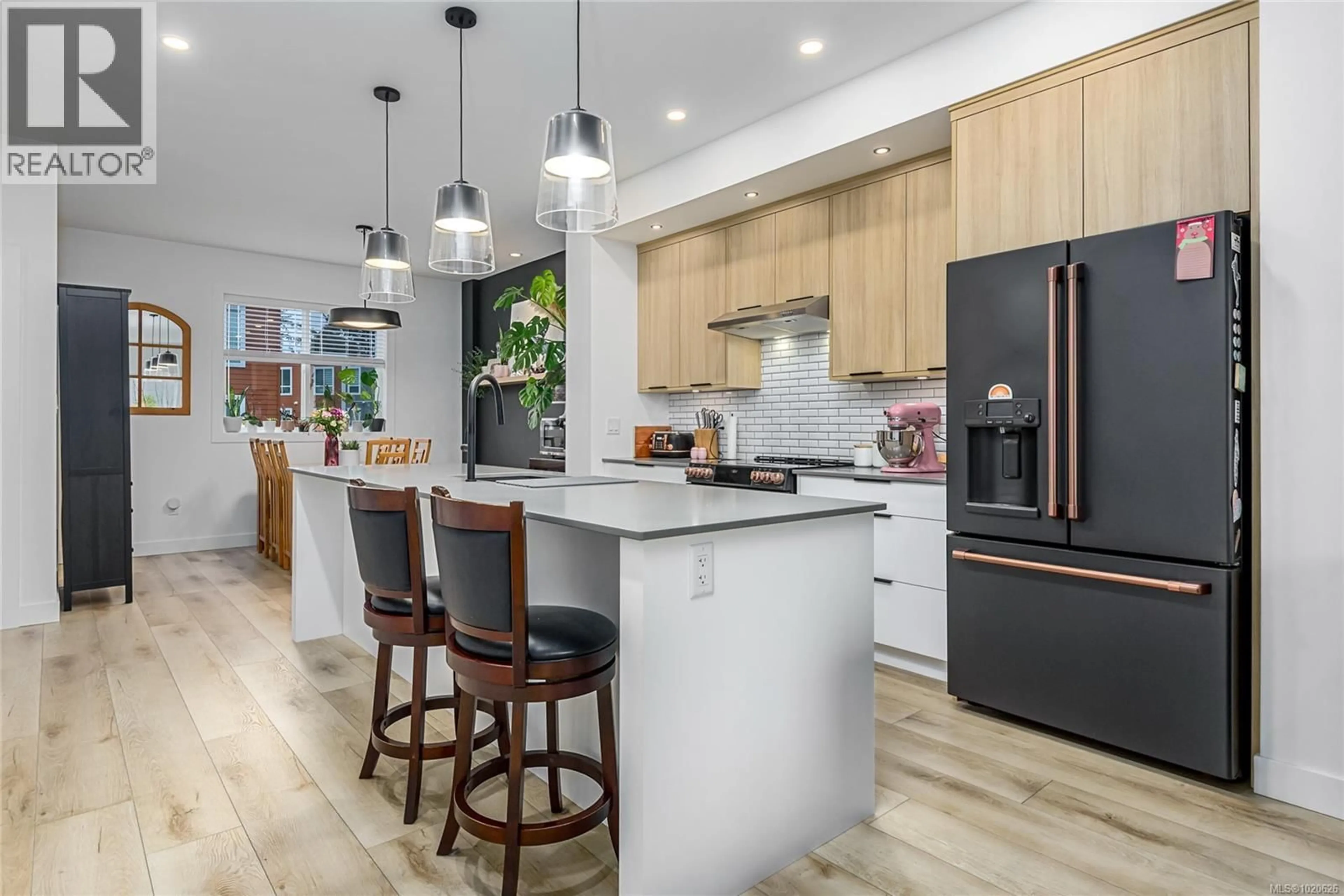 Open concept kitchen, wood/laminate floor for 34 - 2310 GUTHRIE ROAD, Comox British Columbia V9M0C6