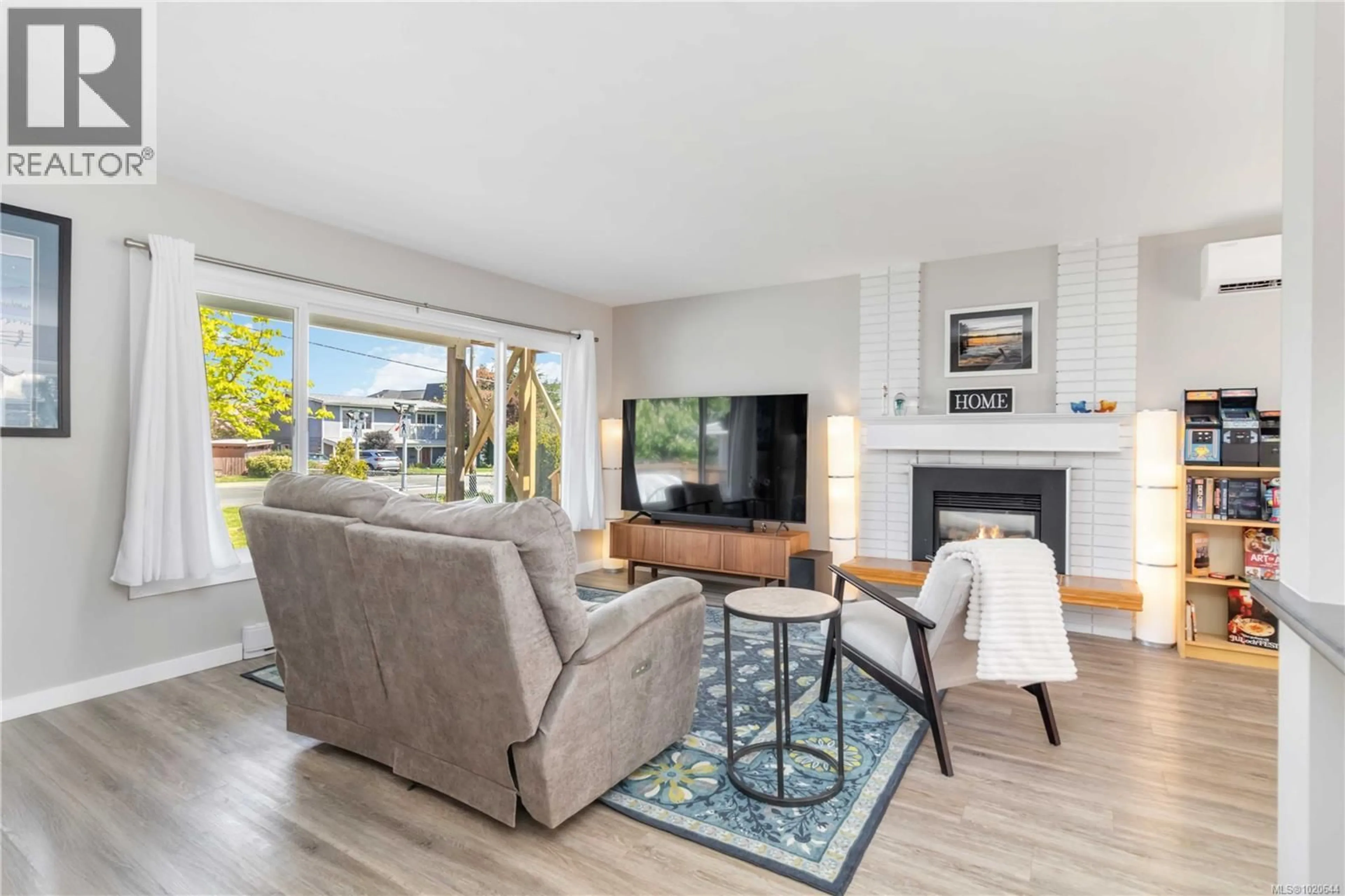 Living room with furniture, unknown for 2255 HENRY AVENUE, Sidney British Columbia V8L2A8