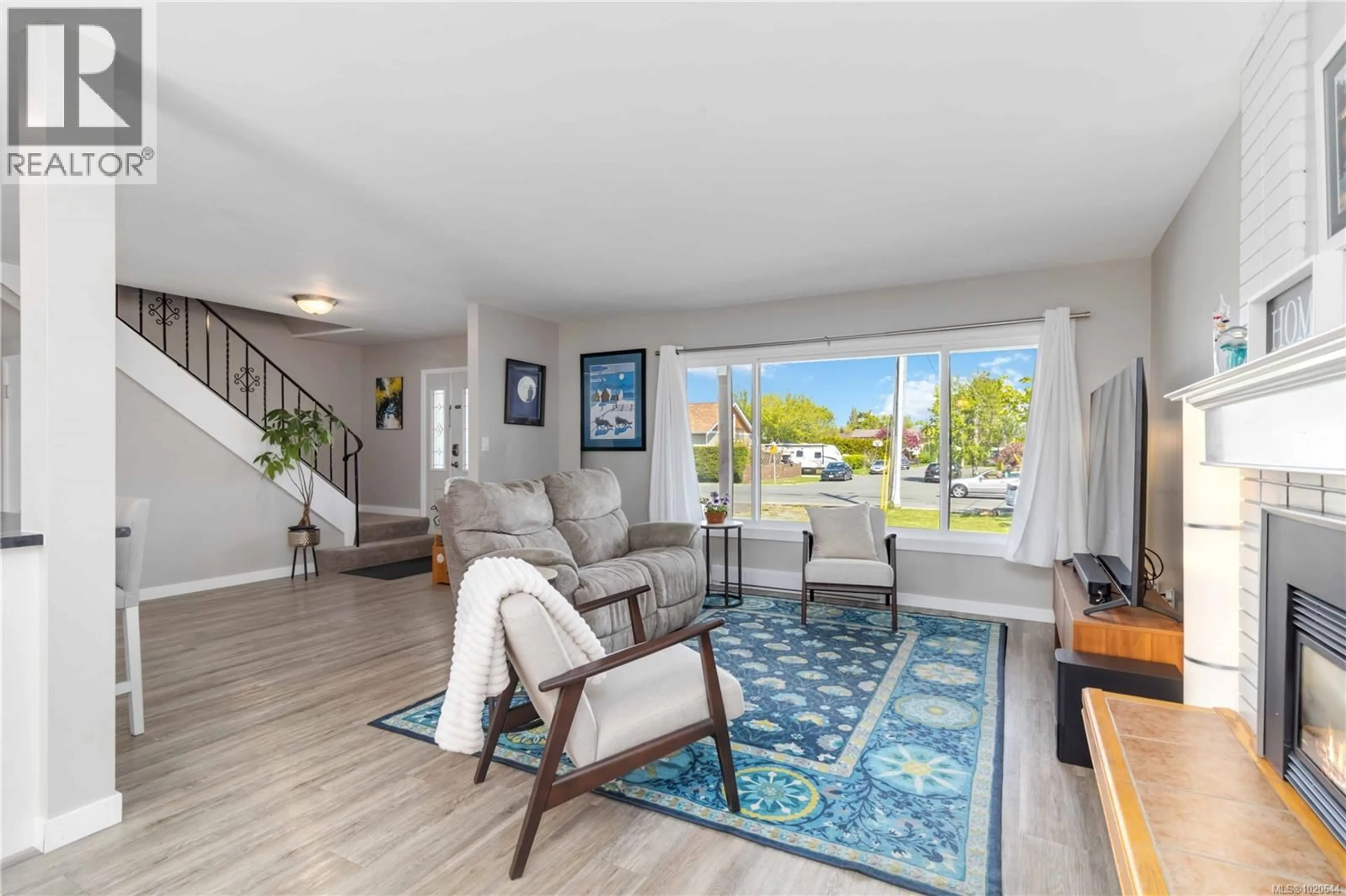 Living room with furniture, unknown for 2255 HENRY AVENUE, Sidney British Columbia V8L2A8