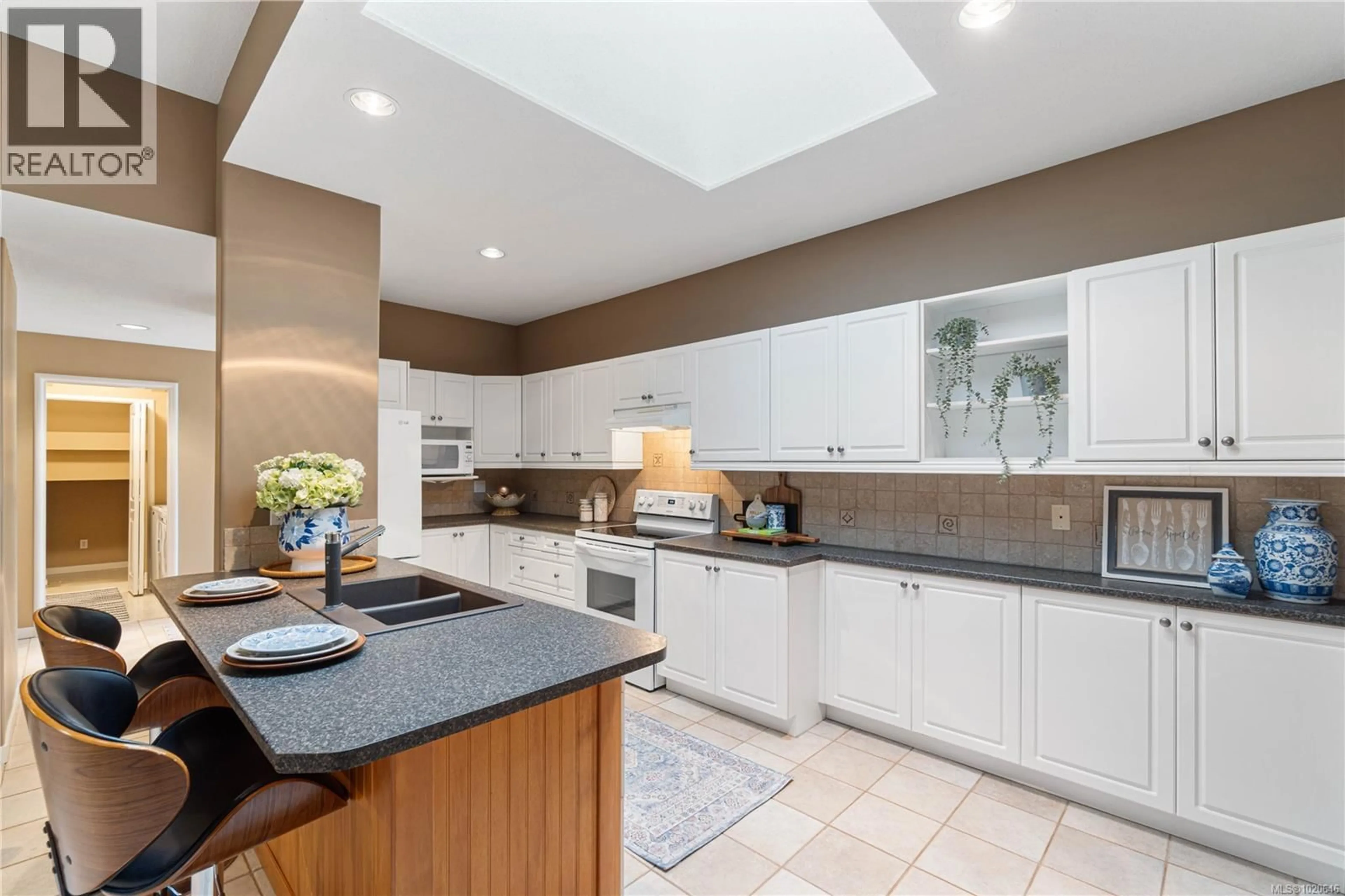 Open concept kitchen, ceramic/tile floor for 896 LAKES BOULEVARD, Parksville British Columbia V9P2P8