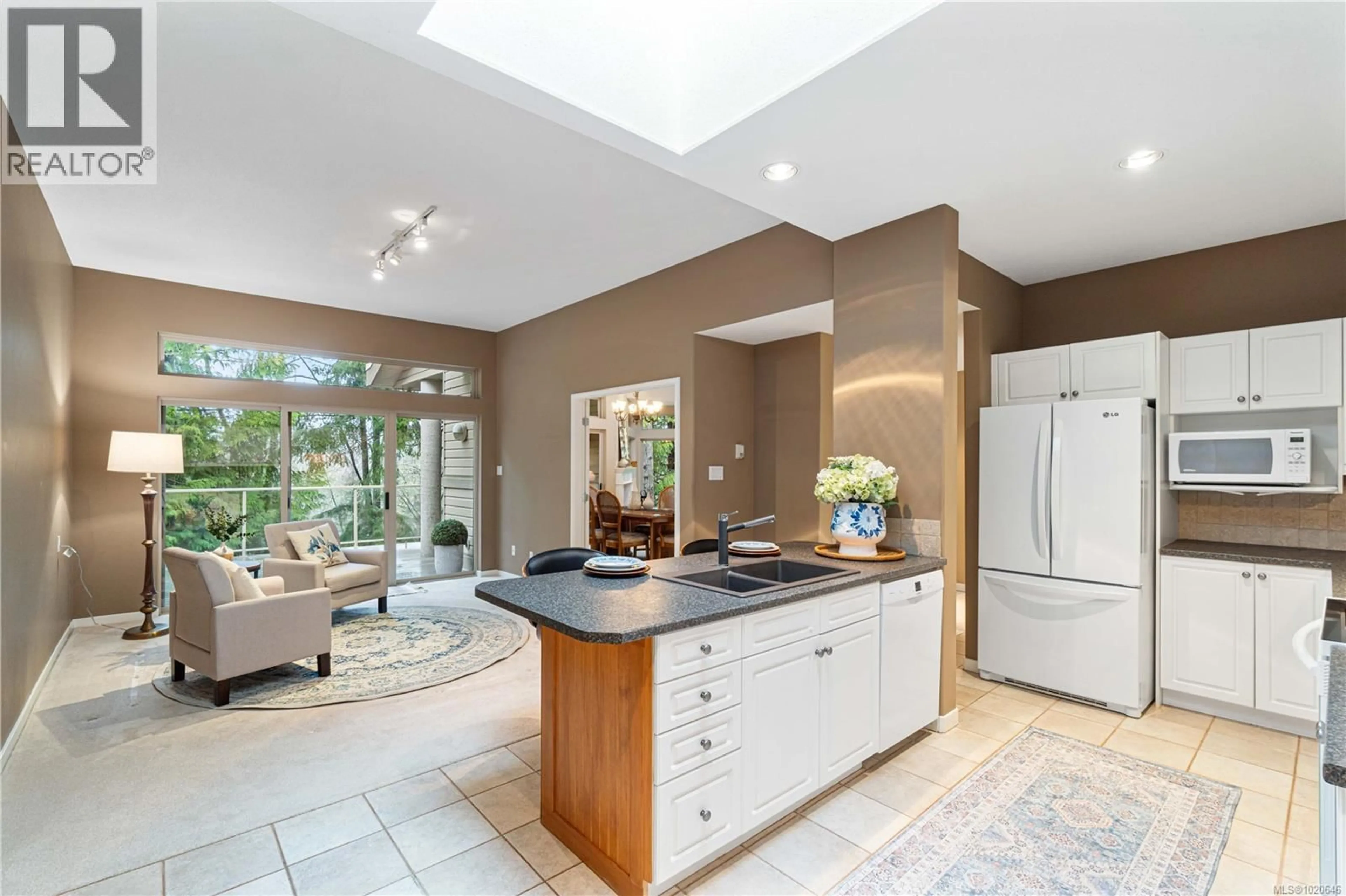 Open concept kitchen, ceramic/tile floor for 896 LAKES BOULEVARD, Parksville British Columbia V9P2P8