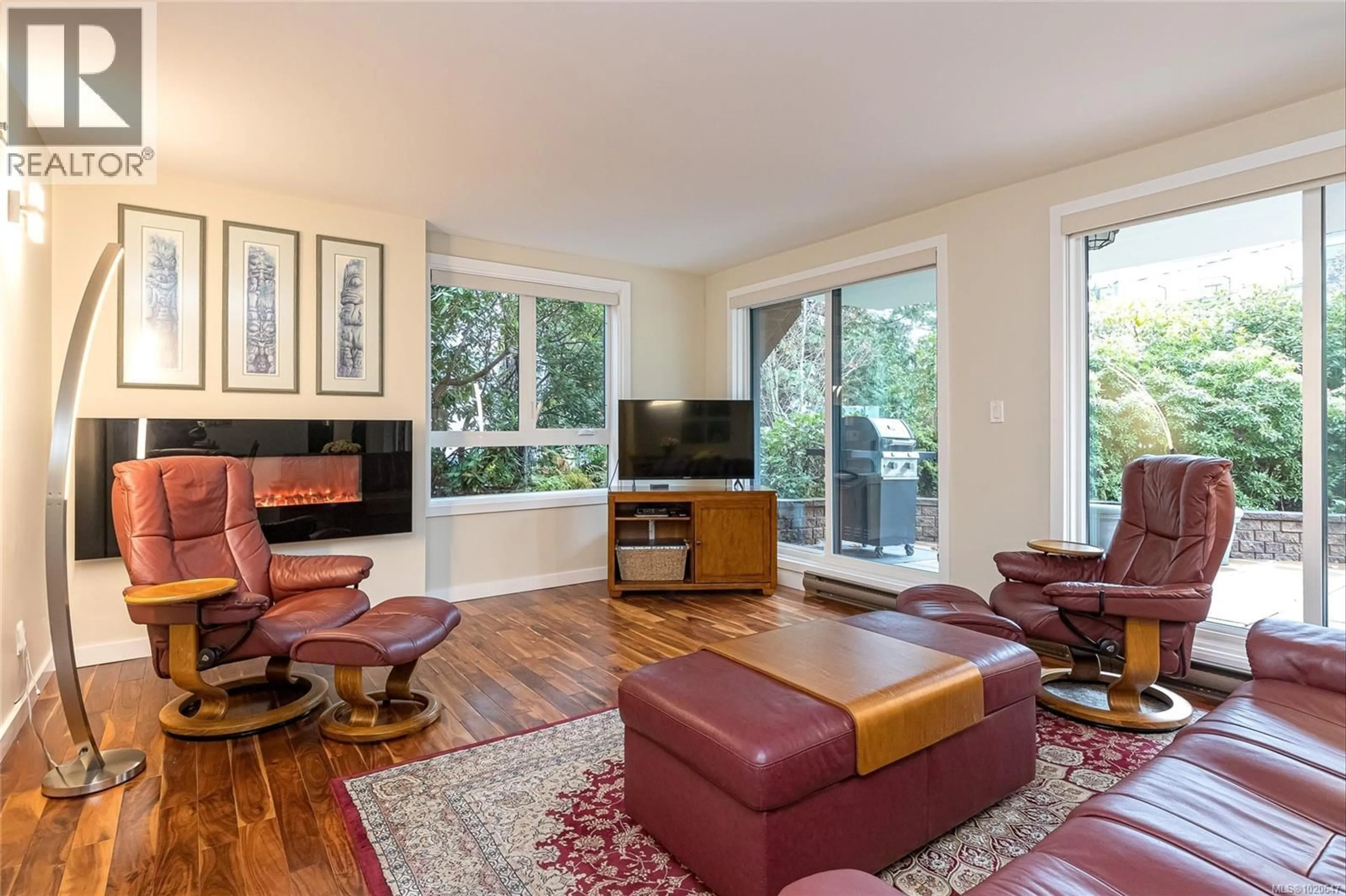 Living room with furniture, unknown for 105 - 1375 NEWPORT AVENUE, Oak Bay British Columbia V8S5E8