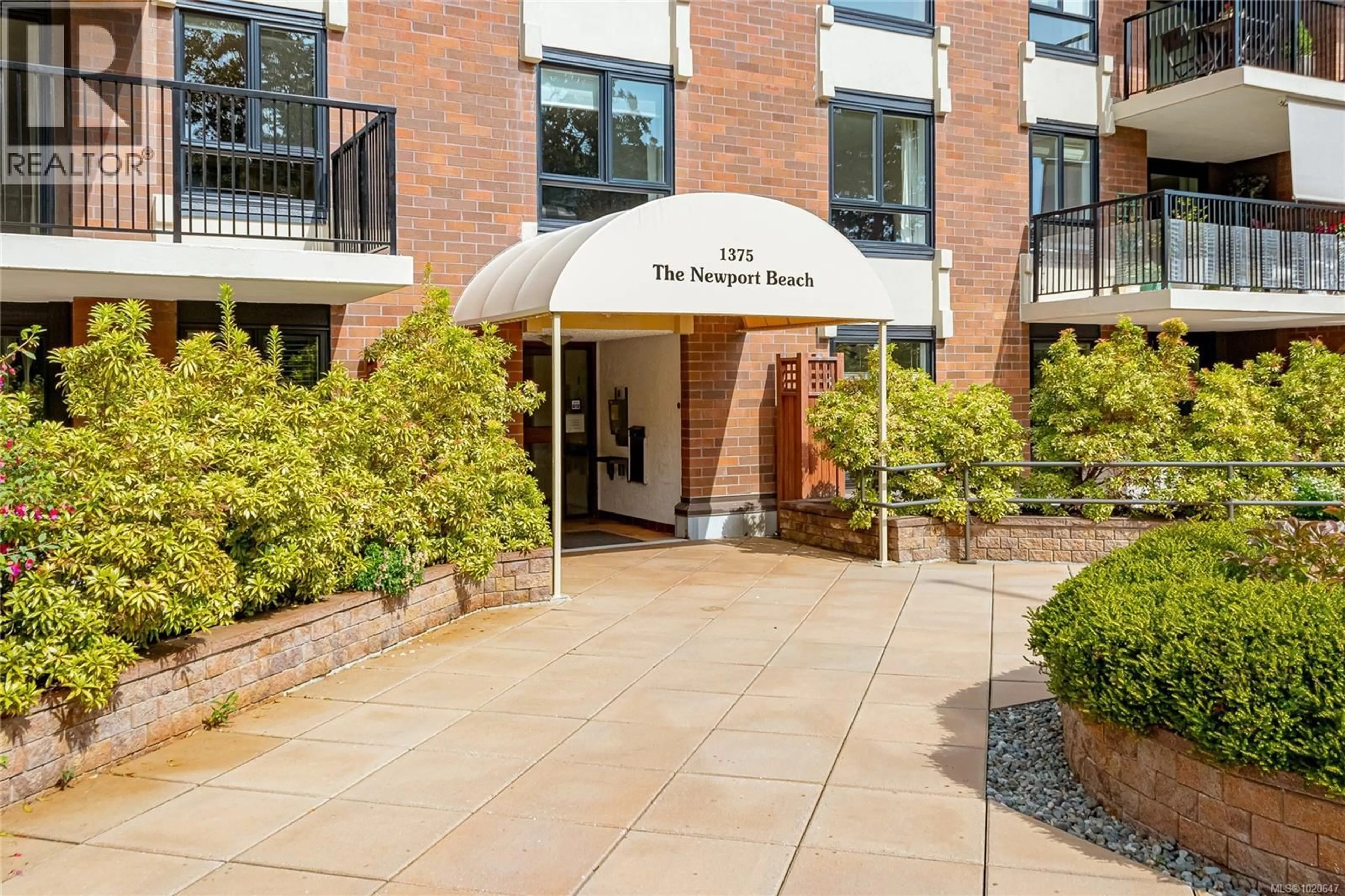 Indoor foyer for 105 - 1375 NEWPORT AVENUE, Oak Bay British Columbia V8S5E8